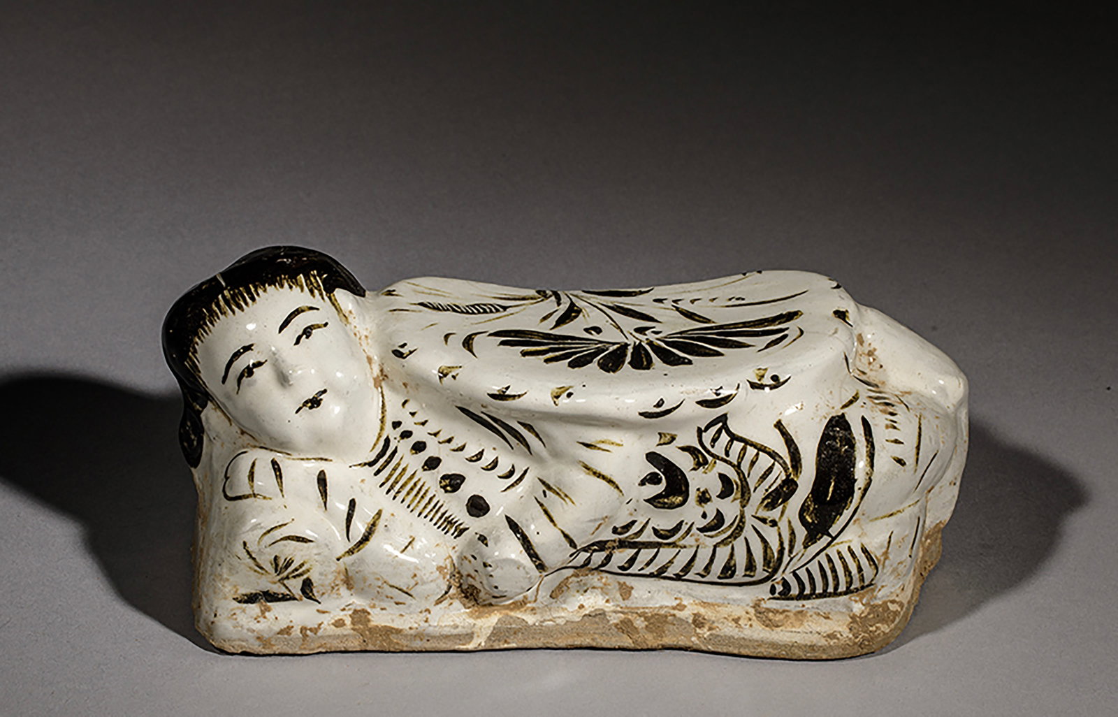 Cizhu Headrest, Ancient Chinese - Song: Beige monochrome glazed ceramic, decorated in brown ochre. China. Song Dynasty. 960 to 1279. Height 10 x 22 x 10 cm. Lot in international warehouse (within the EU). Intra-EU shipment: no import duties