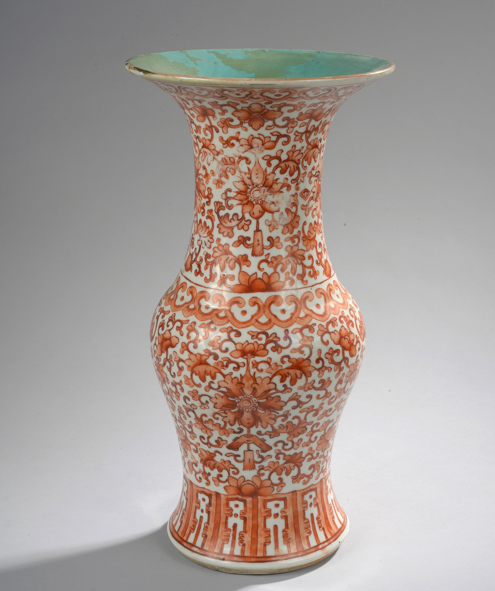 Chinese baluster vase - Qing Dynasty: On a white cover, with floral motifs, continuous scrolls, friezes of longevity mushrooms, and archaic motifs. Interior with monochrome turquoise glaze. China. Qing Dynasty. 19th century. Height 39 cm 
