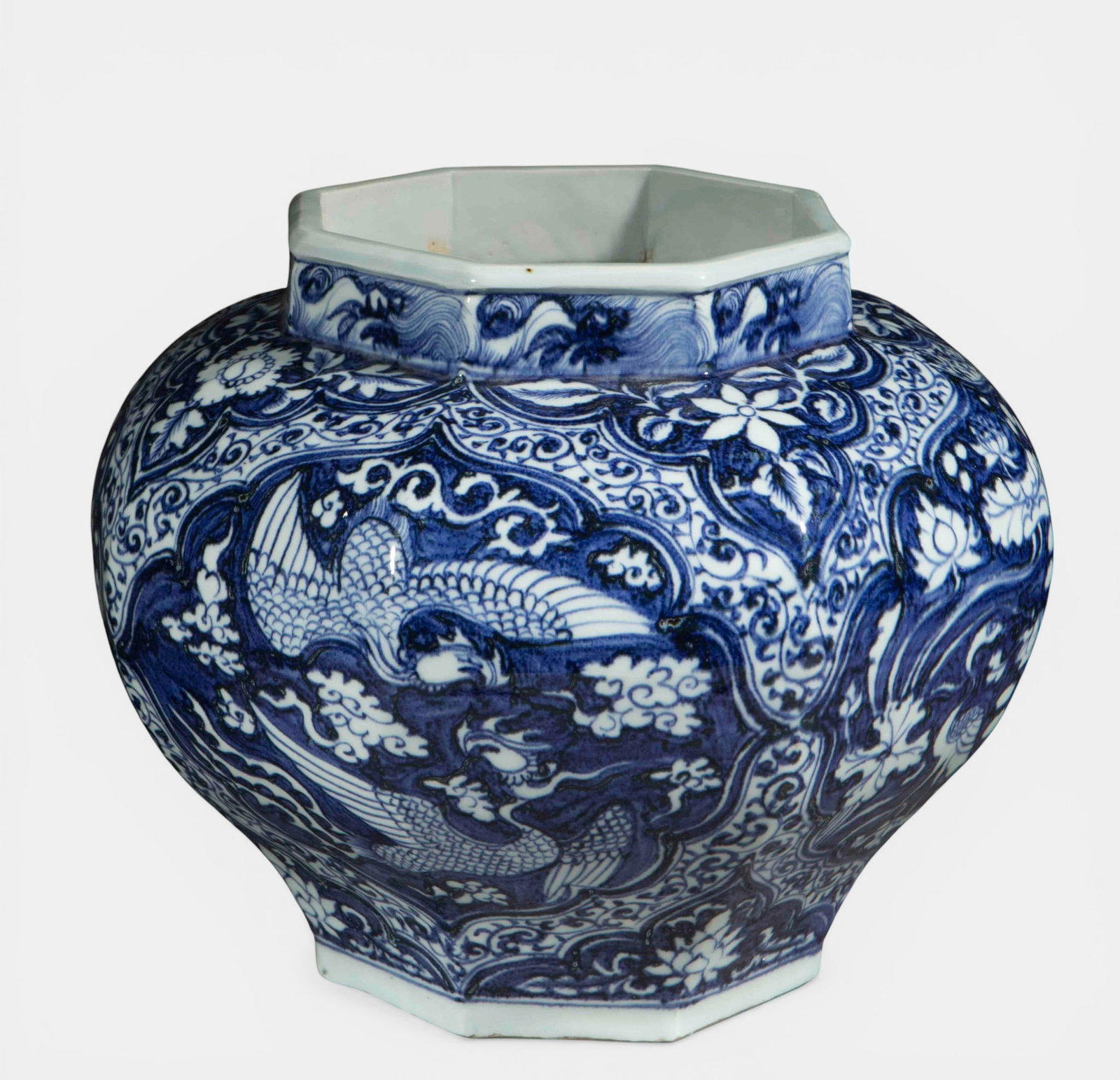 Exceptional vase from the late Qing dynasty. In the Yuan style. Height 27.5 cm x 18.3 cm.: With a phoenix in flight and floral motifs in polylobed reserves. China. Late Qing dynasty. In the Yuan style. Height 27.5 cm x 18.3 cm. Lot in international warehouse (within the EU). Intra-EU shipme