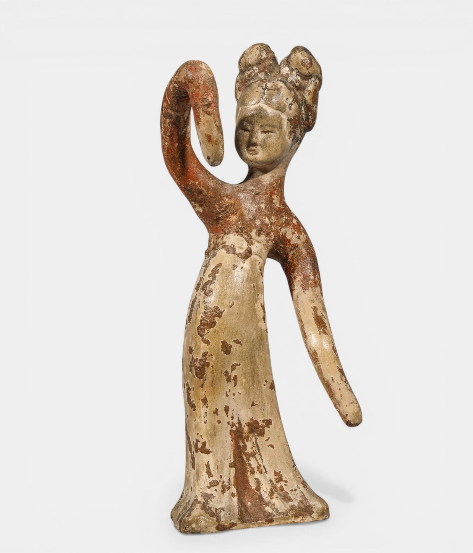 Dancer in a long tunic with wide sleeves and a forked bun: Terracotta with traces of slip and polychromy. China. Tang Dynasty. 618 to 907. Height 22 cm. Lot in international warehouse (within the EU). Intra-EU shipment: no import duties apply within the EU. E