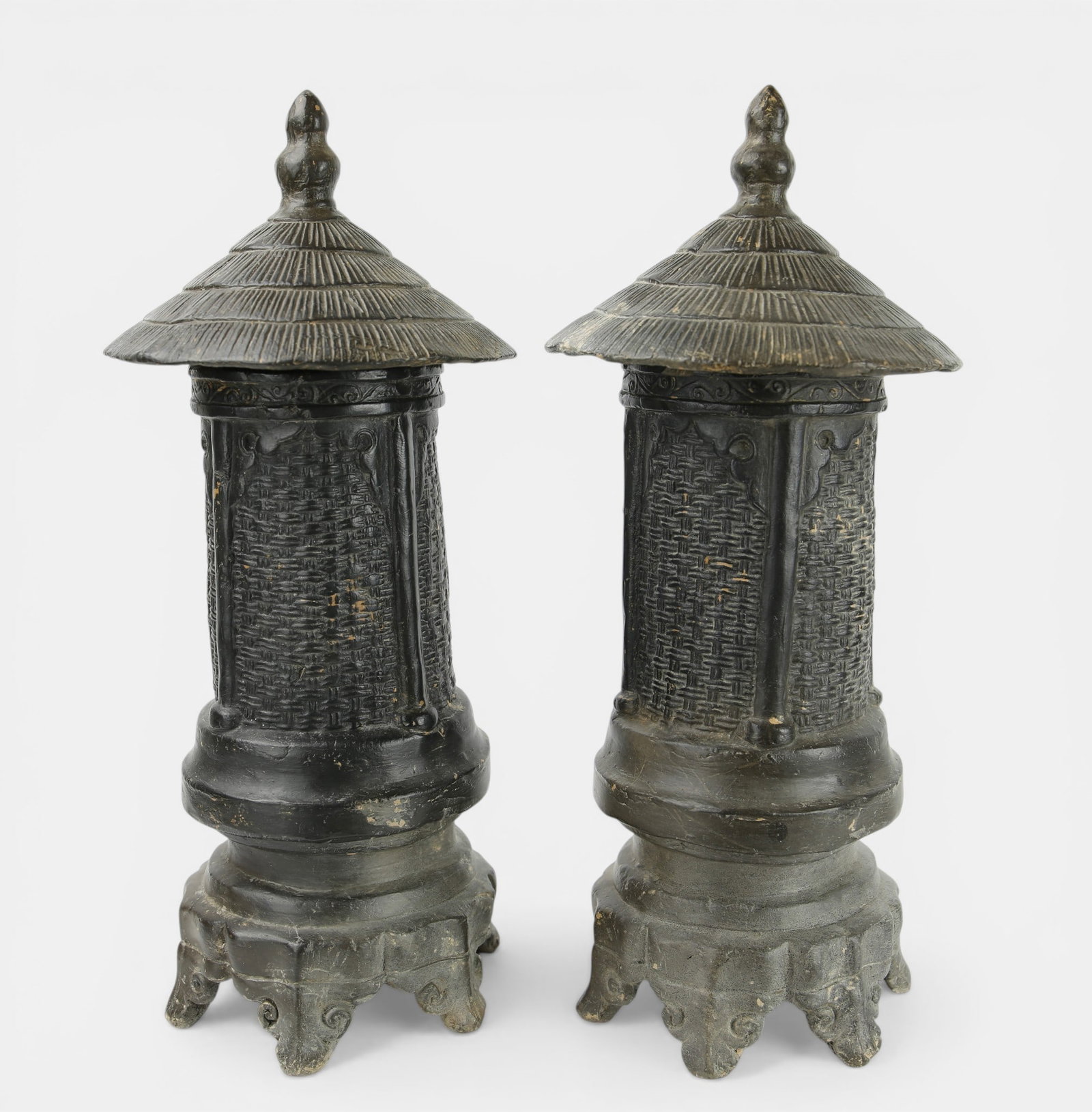 Pair of Chinese barn models. Ming Dynasty. 1368 to 1641.: On a stand with a molded conical lid in imitation rattan. Brown ceramic. China. Ming Dynasty. 1368 to 1641. Height 40 cm x diameter 16.5 cm. Lot in international warehouse (within the EU). Intra-EU sh
