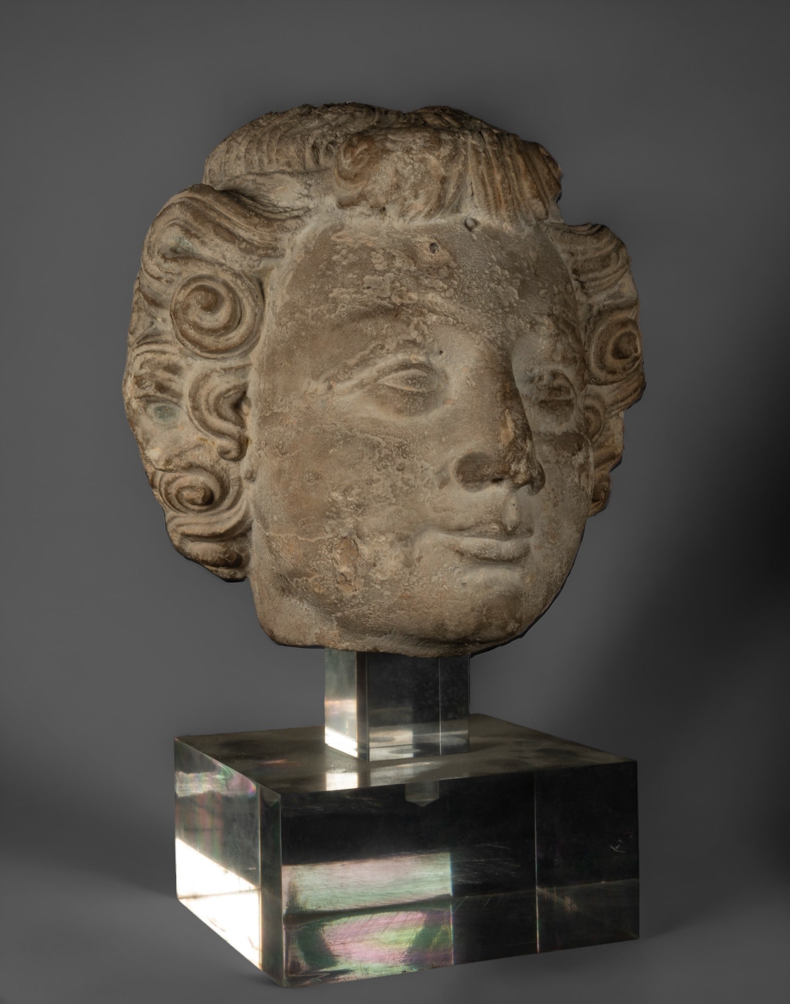 Saint's head in limestone from the Gothic period (1 of 1)
