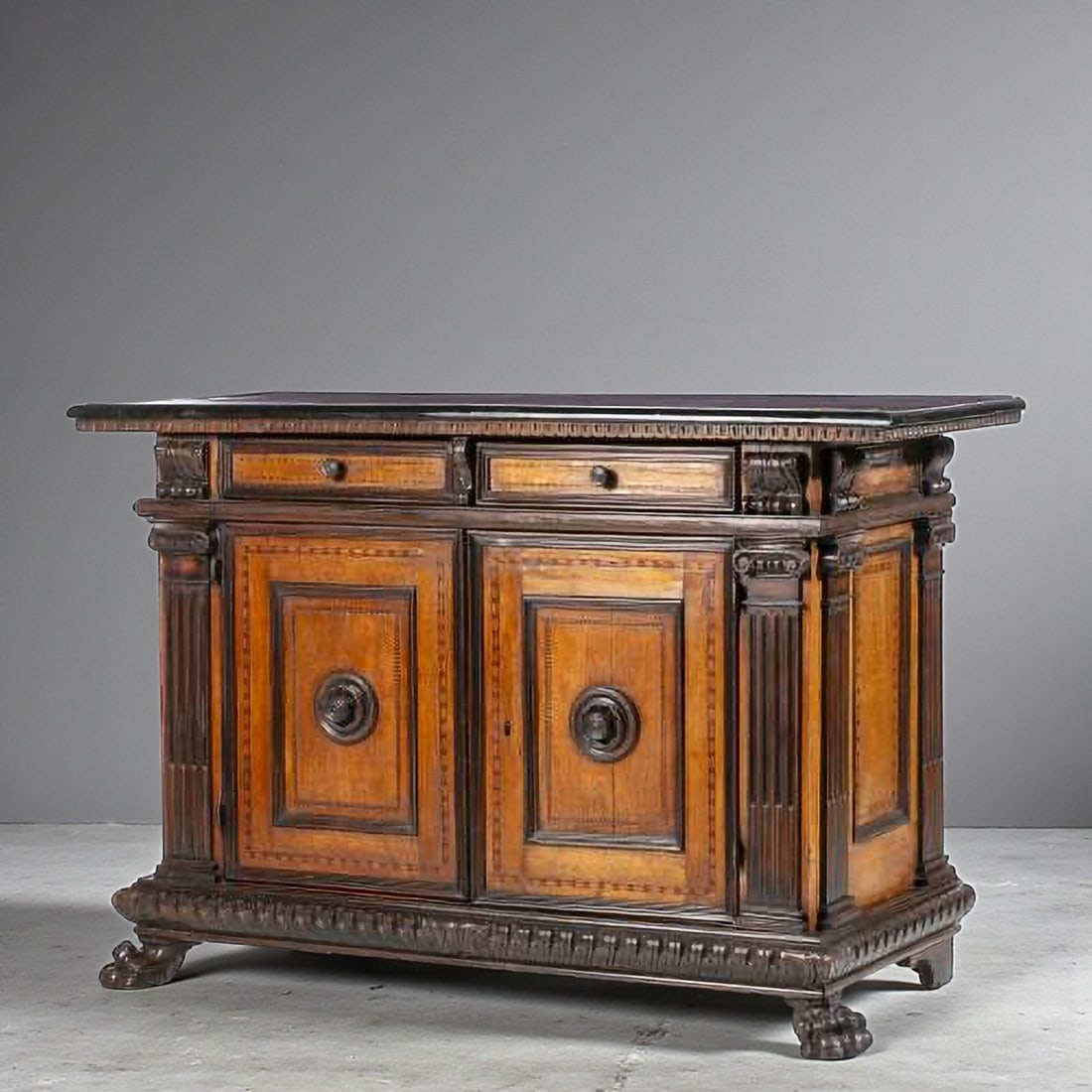 George III sideboard in mahogany and other woods with satin veneer, English School, 18th century: Mahogany and other woods. Dimensions: 118 x 171 x 72 cm. 18th-century English sideboard, designed in the style of the reign of George III, with a rectangular structure and a front arrangement of two u