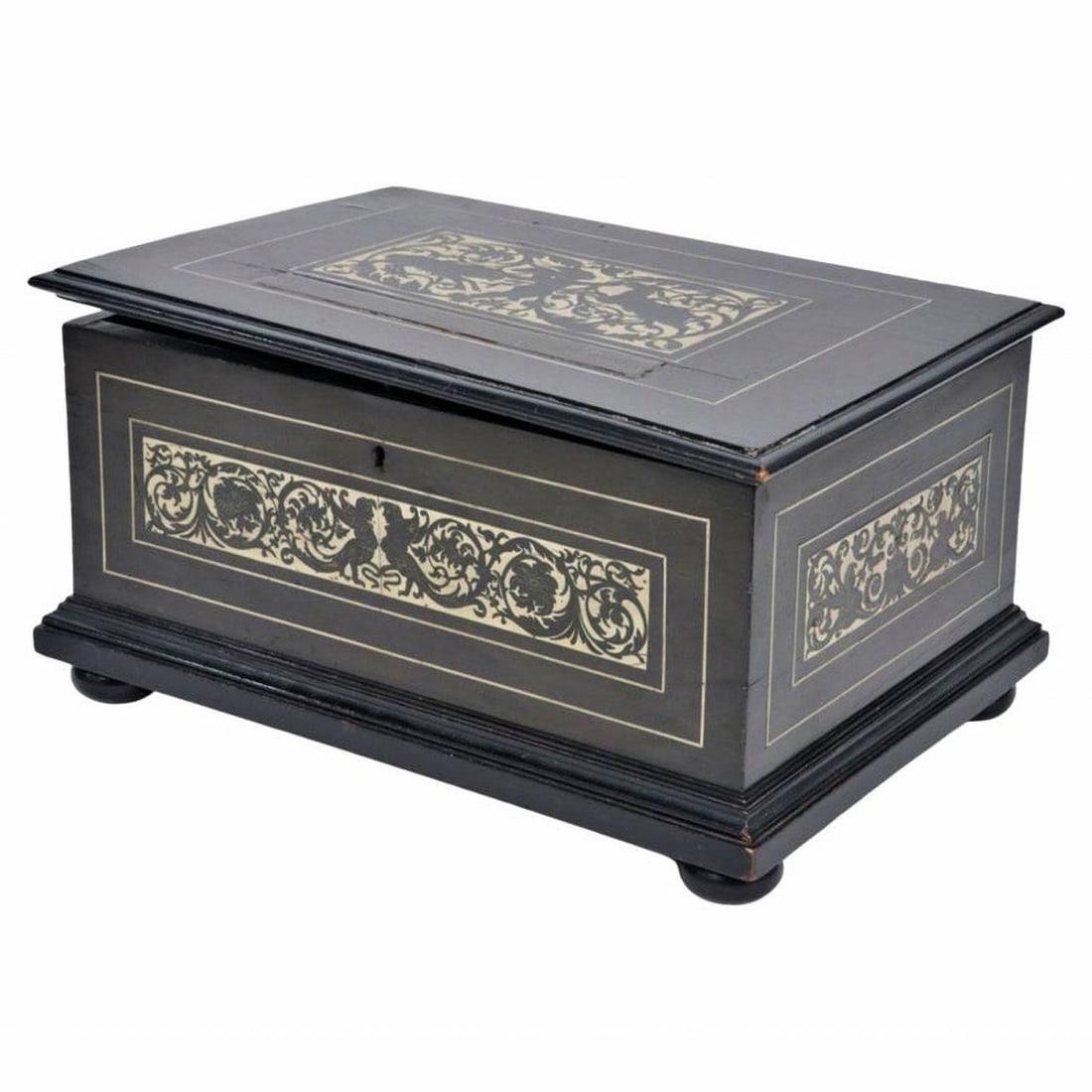 Italian chest in marquetry, 19th century: Measurements: 19 x 26.5 x 35.5 cm