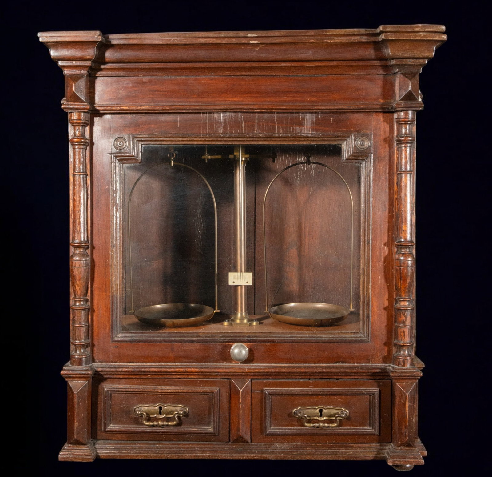 Pharmacy scale with its rosewood cabinet, 19th century: Wood. Measurements: 69 cm x 65 cm x 34 cm
