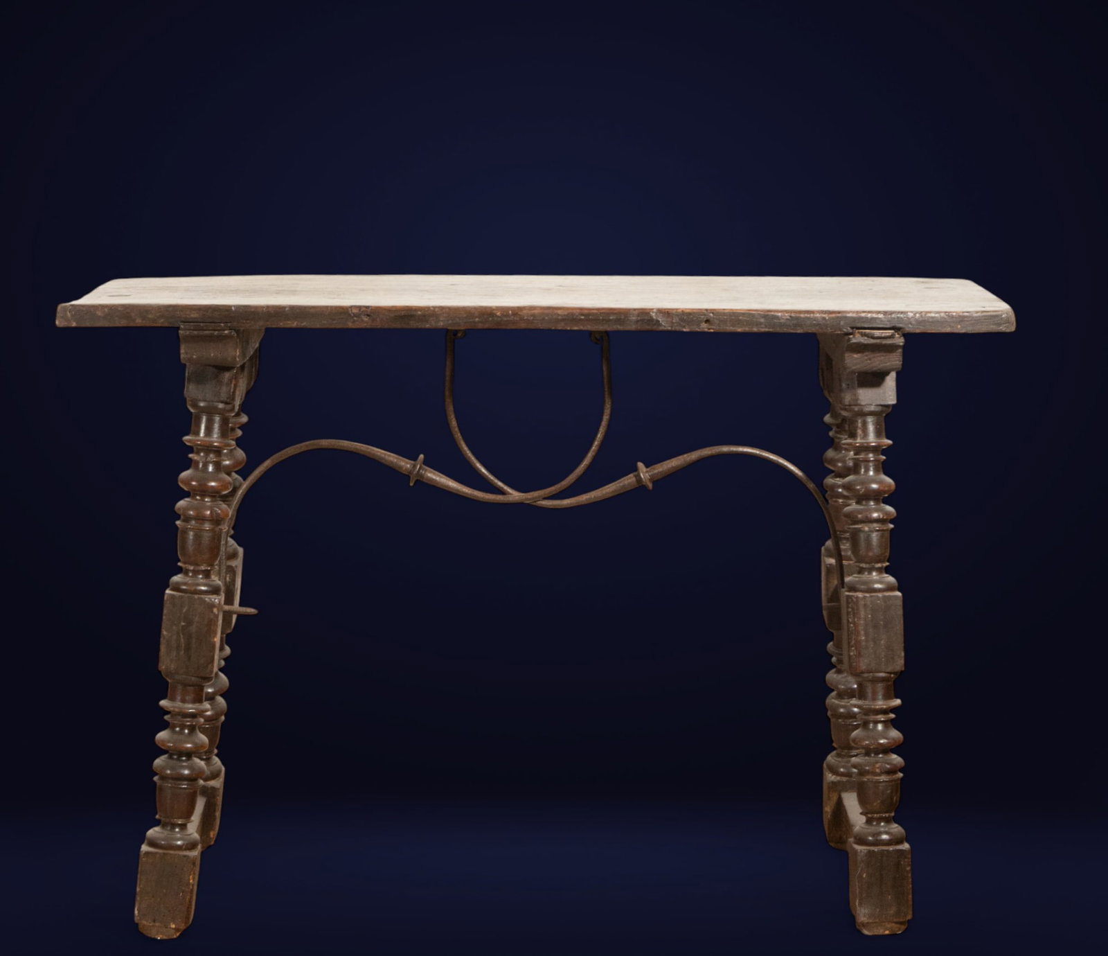 Spanish basin table with a Cadiz leg and ladder. Spanish School. 17th century.: Carved walnut wood with metal reinforcements. Dimensions: 76 x 103 x 40 cm. Traditional 17th-century Spanish barreñera table, supported by turned legs known as "de Cádiz" and reinforced with ladder-