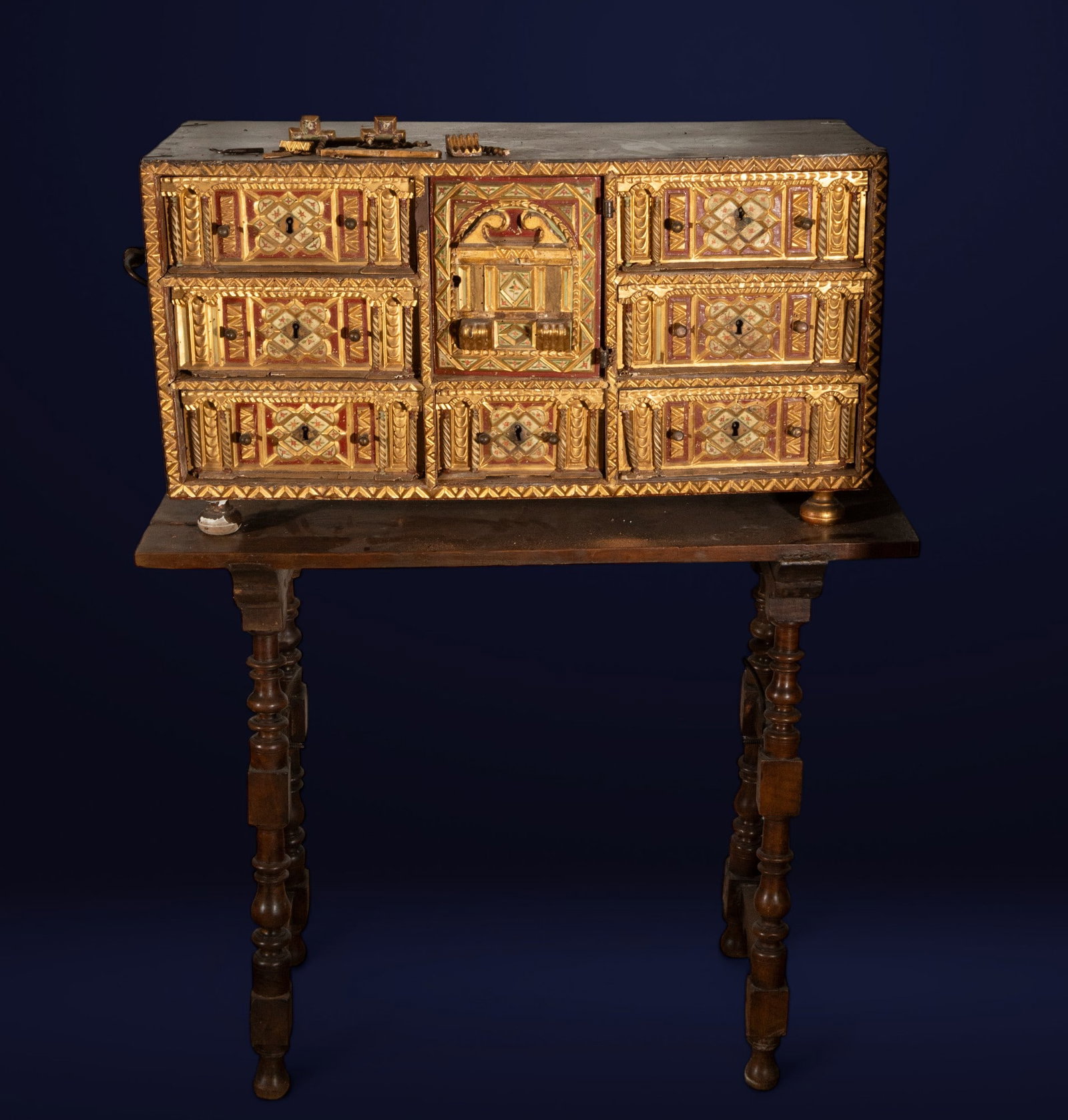 Walnut Archimedean chest of drawers with a side table. Spanish School. 17th century. (1 of 5)