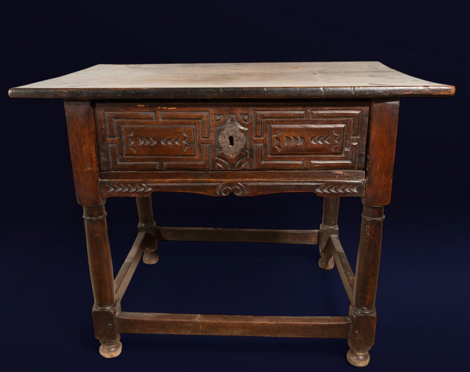 One-drawer walnut cook's table. Spanish School. 17th century. (1 of 5)