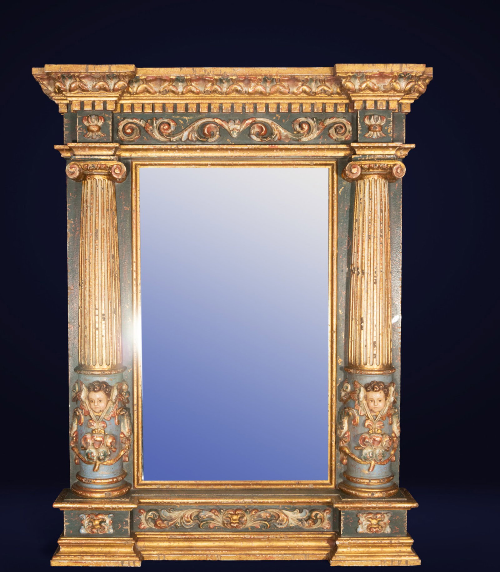 Baroque altarpiece mirror. Spanish School. 20th century.: Carved, polychromed, and gilded wooden mirror. Dimensions (lighting): 81 x 51 cm; overall dimensions: 115 x 93 cm. Architectural structure with fluted columns and Corinthian capitals, crowned by an or