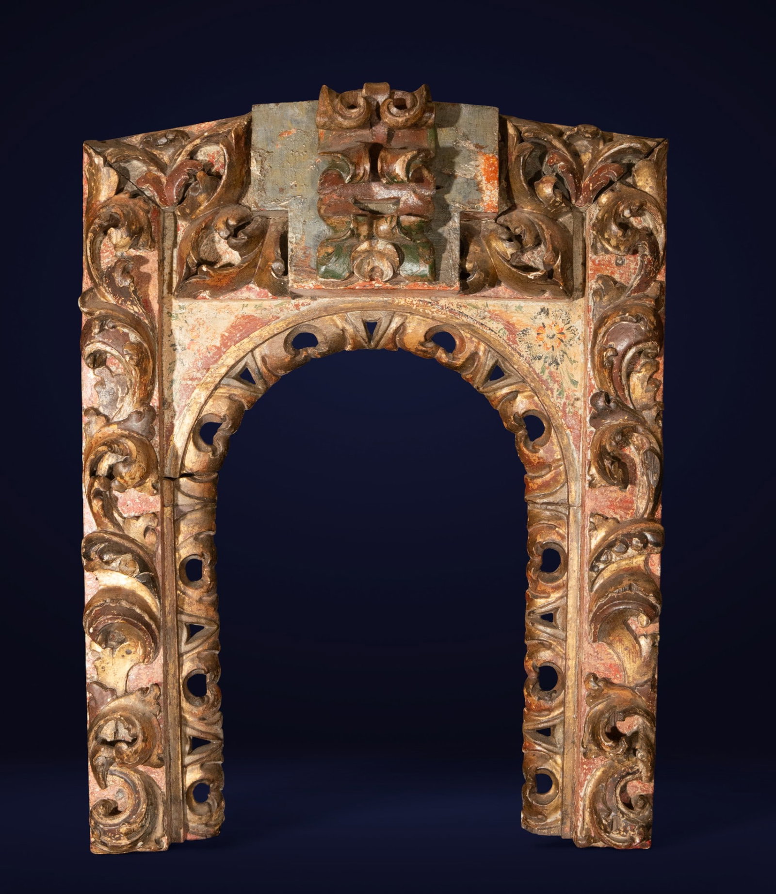 Baroque cornucopia. Spanish School. 17th century.: Carved and polychromed wood. Dimensions: 80 x 62 x 10 cm (total) and 54 x 42 cm (lighting). Cornucopia with an upper arch decorated with scrolls, acanthus leaves, and floral motifs, retaining traces o