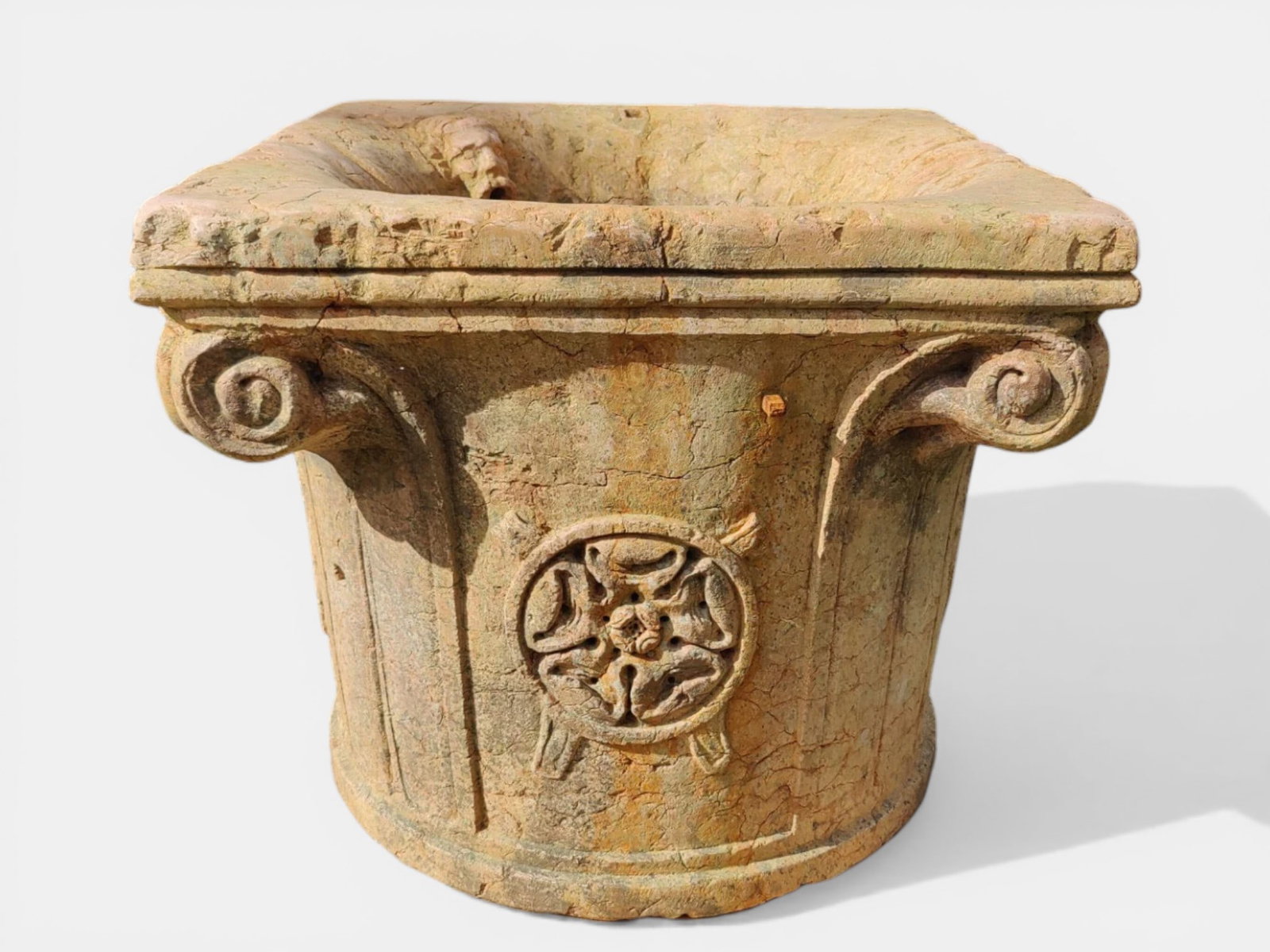 Stunning well in red marble from Verona, Italy, probably 19th century: Verona red marble. Dimensions: 95 x 95 x 85 cm. A unique wellhead of Venetian origin, crafted from Verona red marble and conceived as a piece of striking architectural and decorative presence. The wor