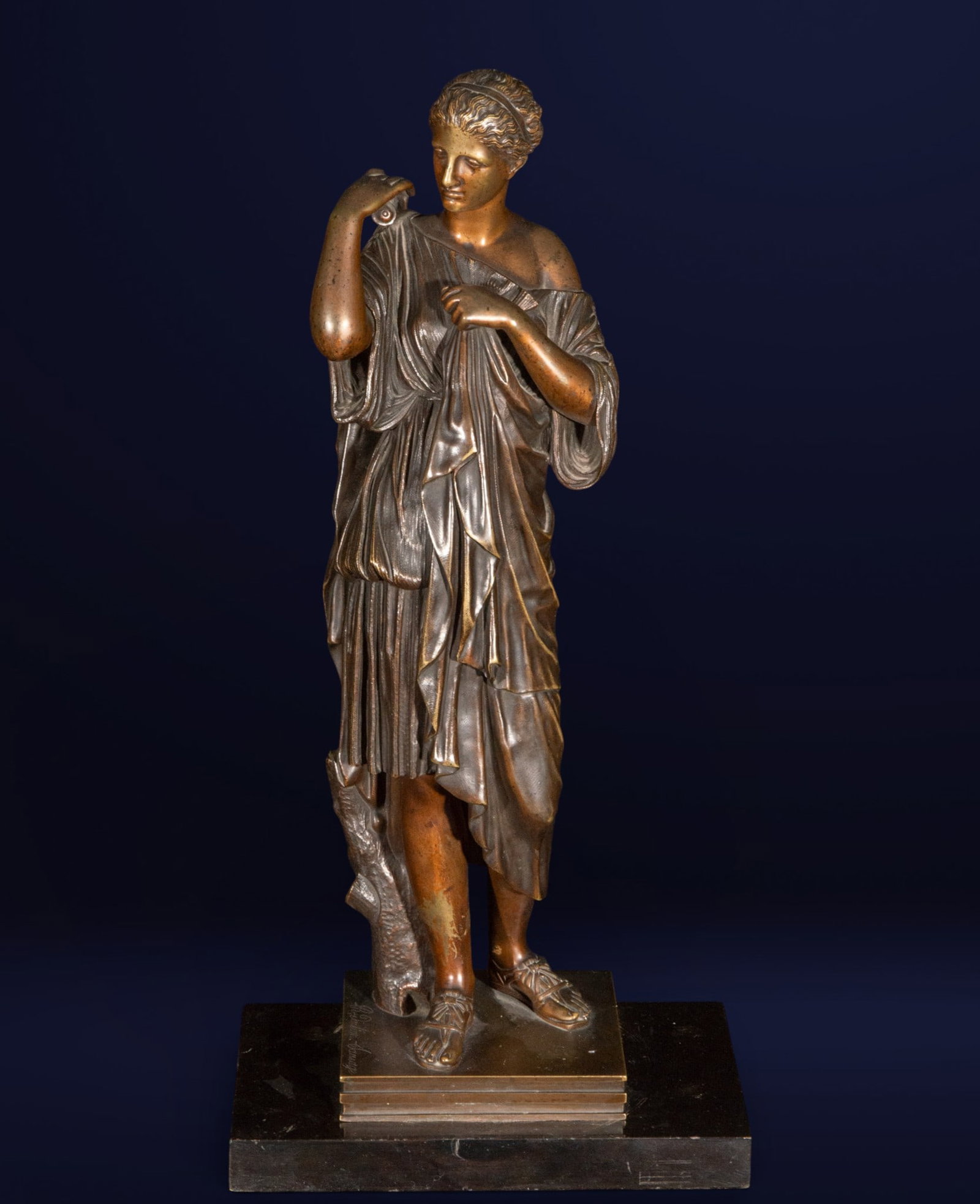 Diana of Gabii in bronze, Grand Tour School, 19th century: Blued bronze on ebonized wood base. Measurements 47 x 22 x 13.5 cm.