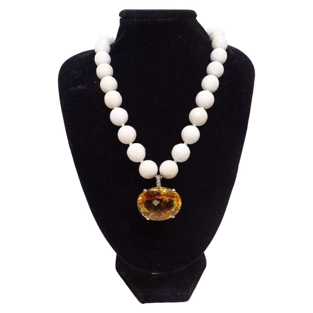 WHITE JADE AND FACETED CITRINE NECKLACE, 18K WHITE GOLD AND DIAMONDS, 1980s – FRANCE: Period: 1980s - Setting Material: 18k White Gold - Total Weight of Jewelry: 94.03 g. Length: 24 cm. Center Stone: Citrine 6 ct. Dimensions: 21 x 27.5 x 15 mm. Diamonds: Total 0.09 cts. (3) diamonds x 