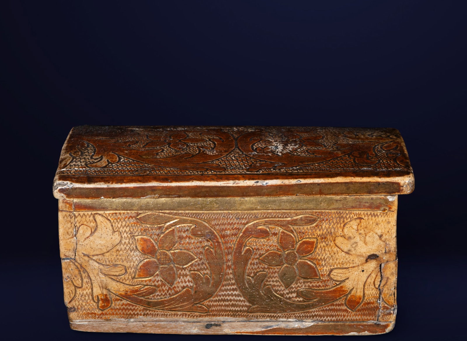 Carved chest, European school, 17th century (1 of 8)