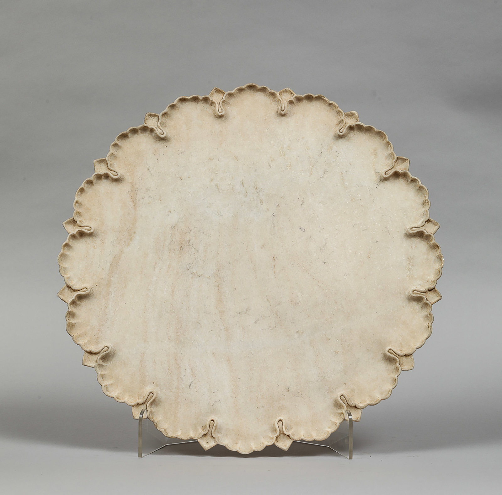 Circular offering tray in white marble with scalloped edge (1 of 4)