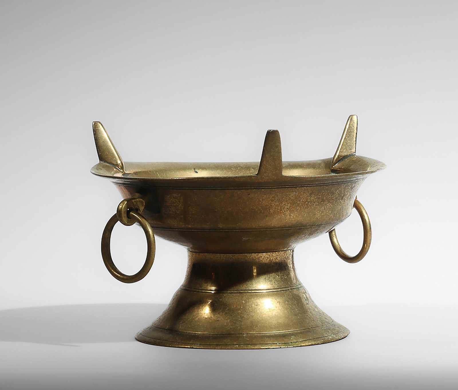 Perfume burner on a stand with two movable handles (1 of 3)