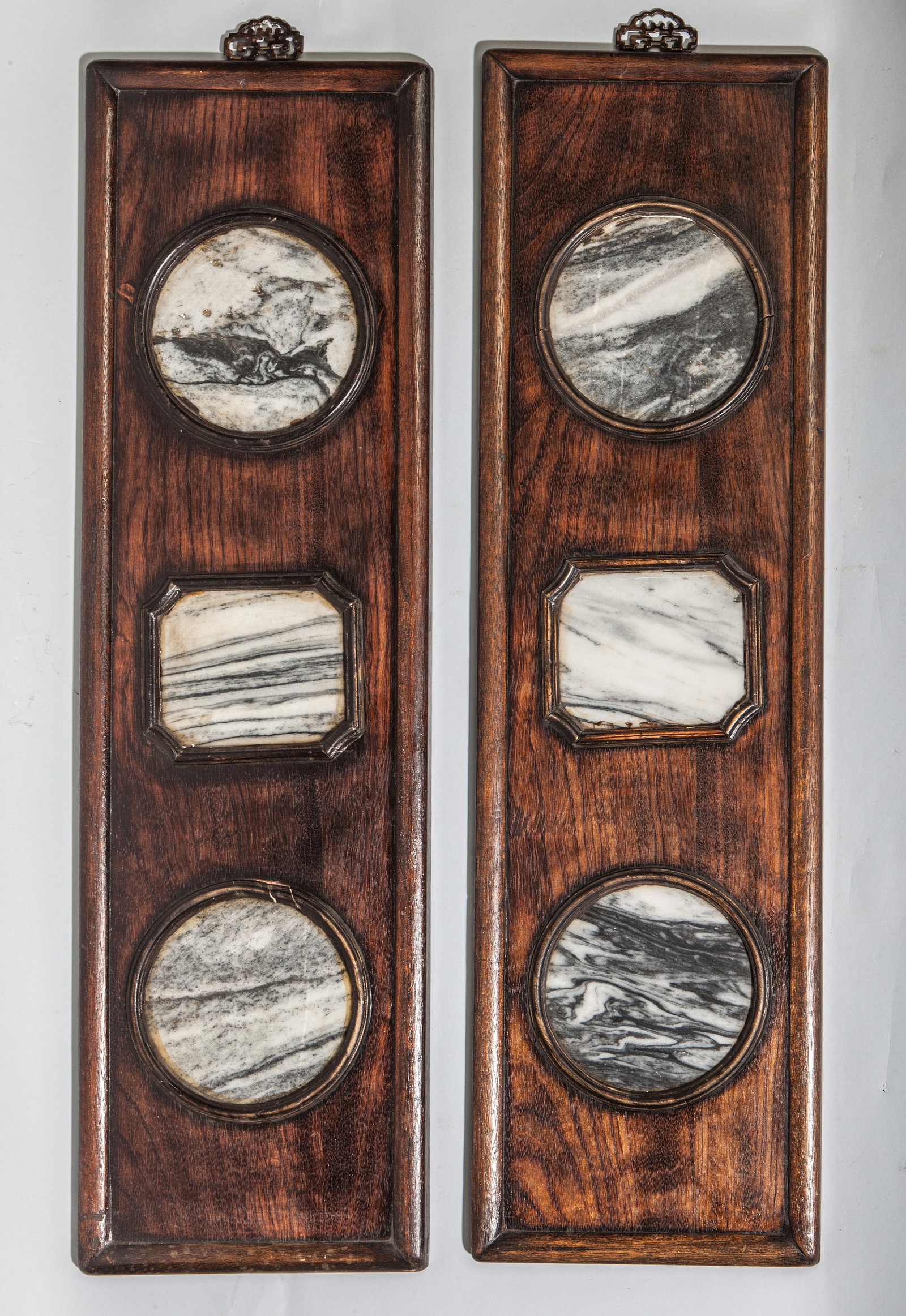 Two Chinese Qing frames with six gray marble dream stones: China. Qing Dynasty. End of the period. Height 90 cm x 25 cm. Lot in international warehouse (within the EU). Intra-EU shipment: no import duties apply within the EU. Export permit from the country of