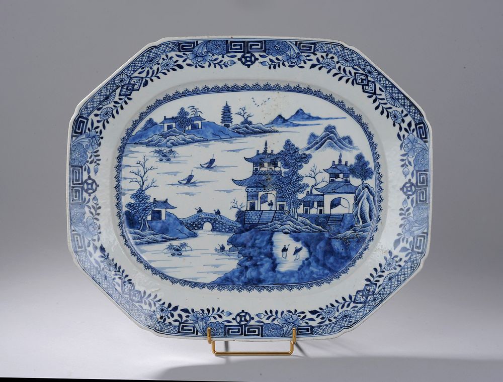 East India Company plate for Export - China, 18th century: 34 xl 42cm. Lot in international warehouse (within the EU). Intra-EU shipment: no import duties apply within the EU. Export permit from the country of origin may be required.