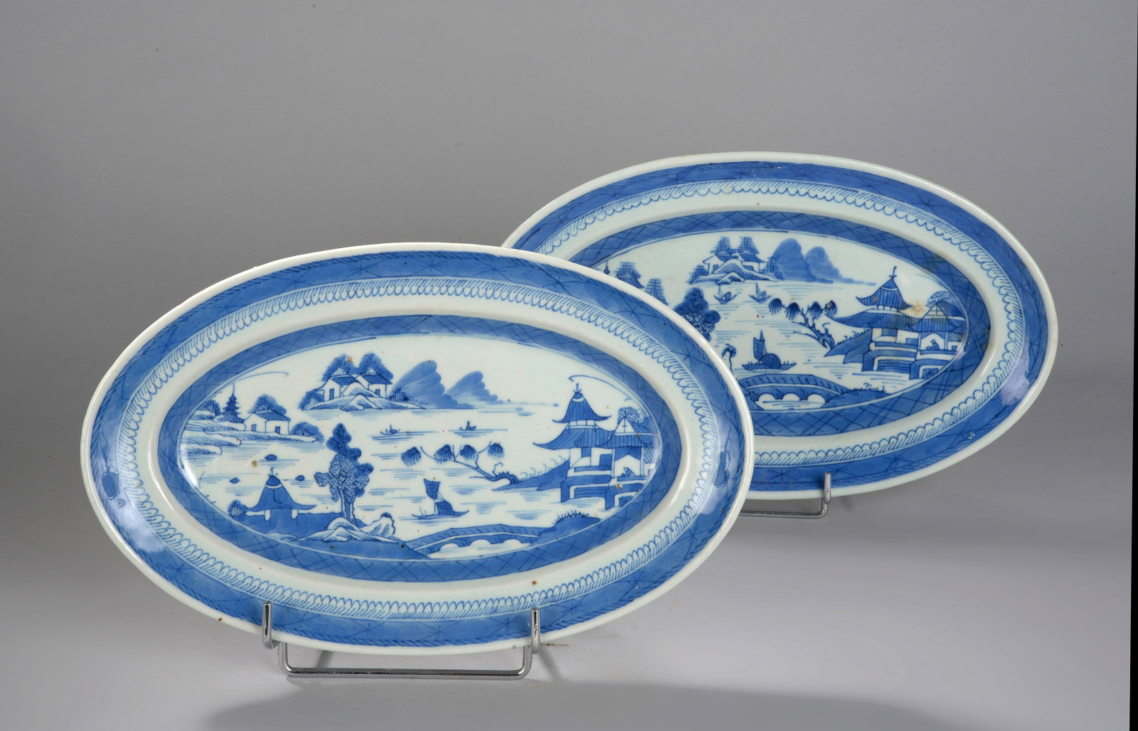 Pair of Important Chinese Export Trays, East India Company, China, 18th Century: 33.5cm. Lot in international warehouse (within the EU). Intra-EU shipment: no import duties apply within the EU. Export permit from the country of origin may be required.