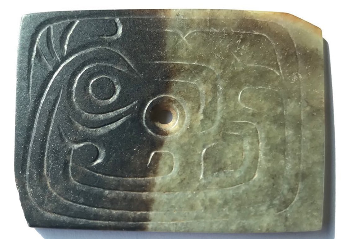 Chinese funerary ornament in jade, Eastern Zhou Period (1 of 2)