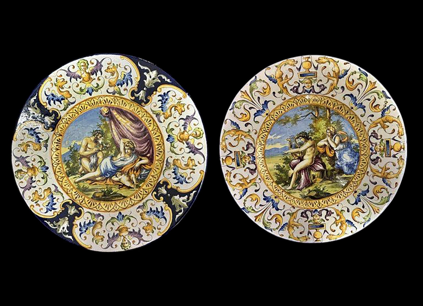 Pair of large plates by Gaetano Battaglia, 19th century: Diameter: 35 cm