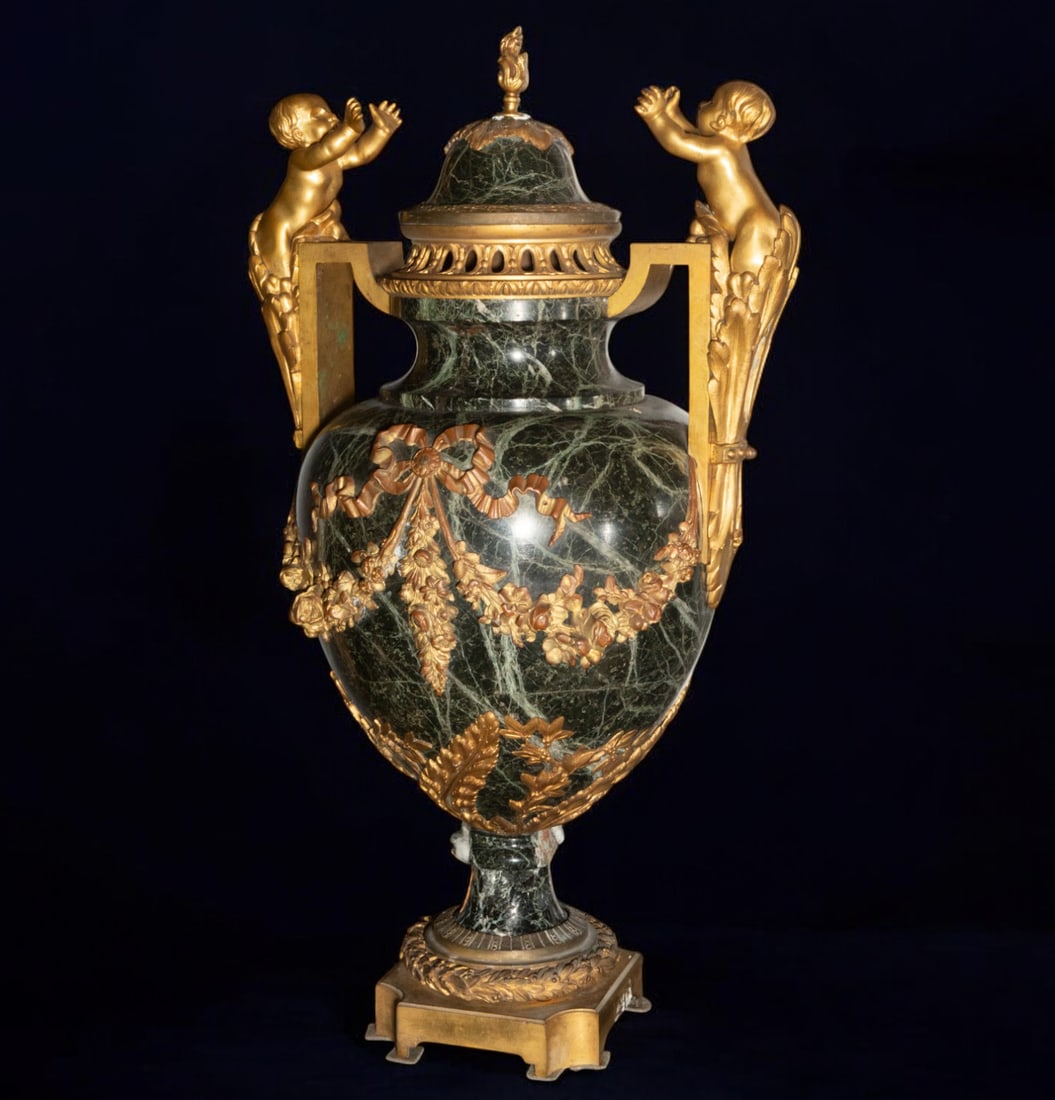 Spectacular bronze and marble cup, 19th century, with flaws on the base: Bronze and marble. Dimensions: not specified