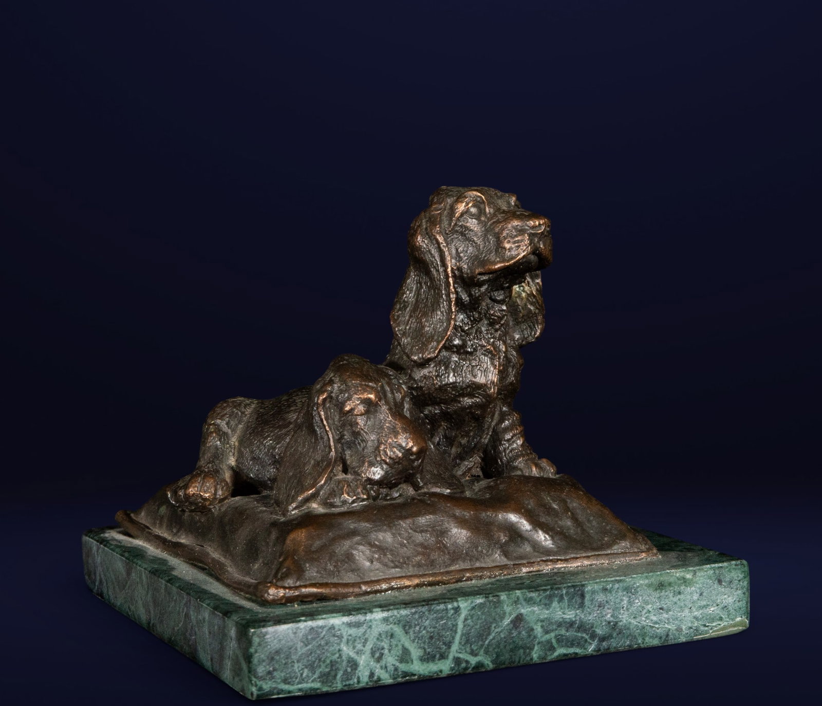 Beautiful pair of bronze Cocker Terrier dogs, signed, on a green marble base (1 of 5)