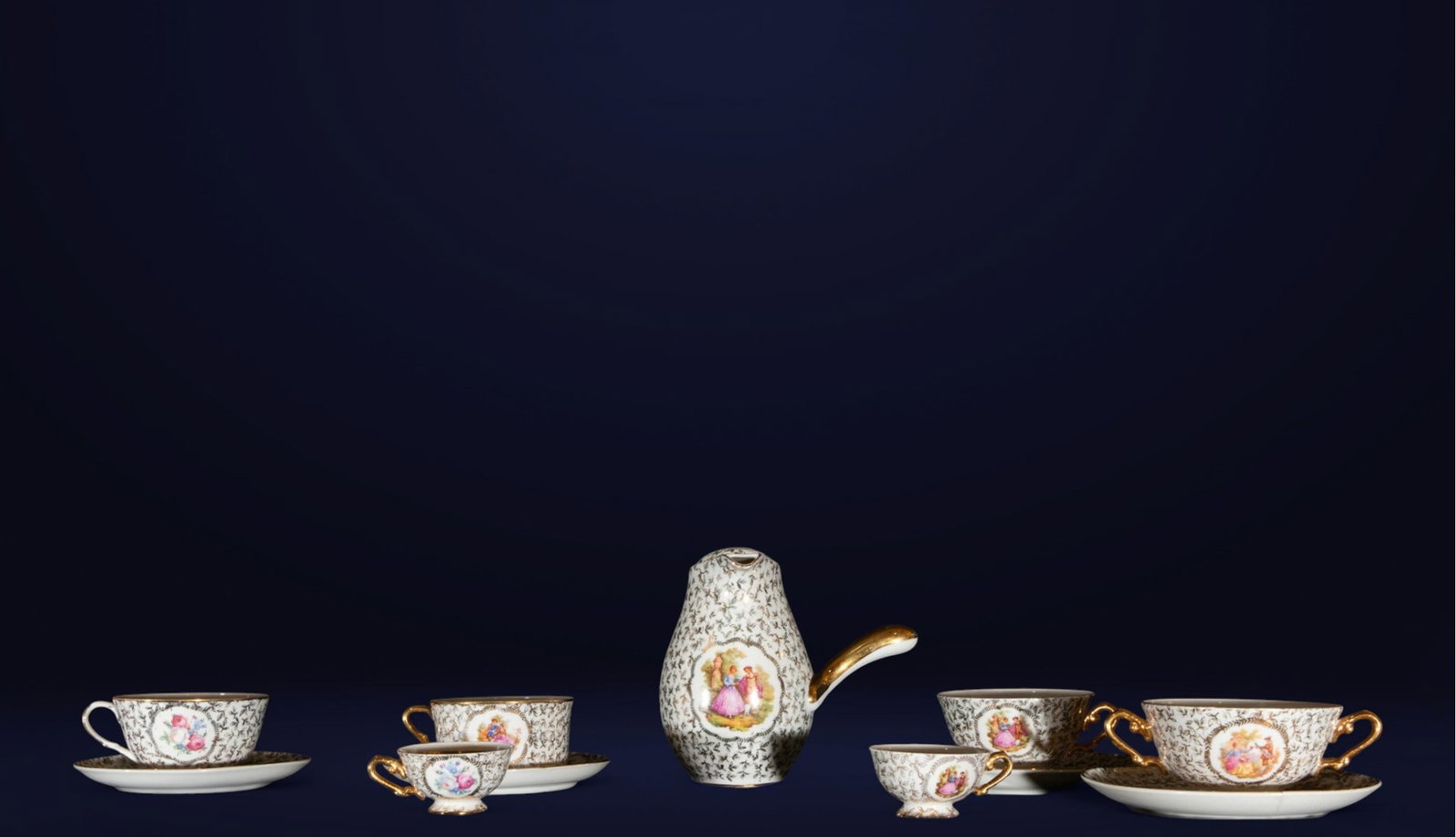 Limoges set with gallant scenes, French school, 20th century.: Lime Set. Dimensions: 20 x 18 x 12 cm / 10 x 15 x 15 cm / 4 x 10 x 7 cm. This porcelain set comprises a coffee pot or chocolate pot, bowls, and other pieces decorated with small, romantic scenes of co