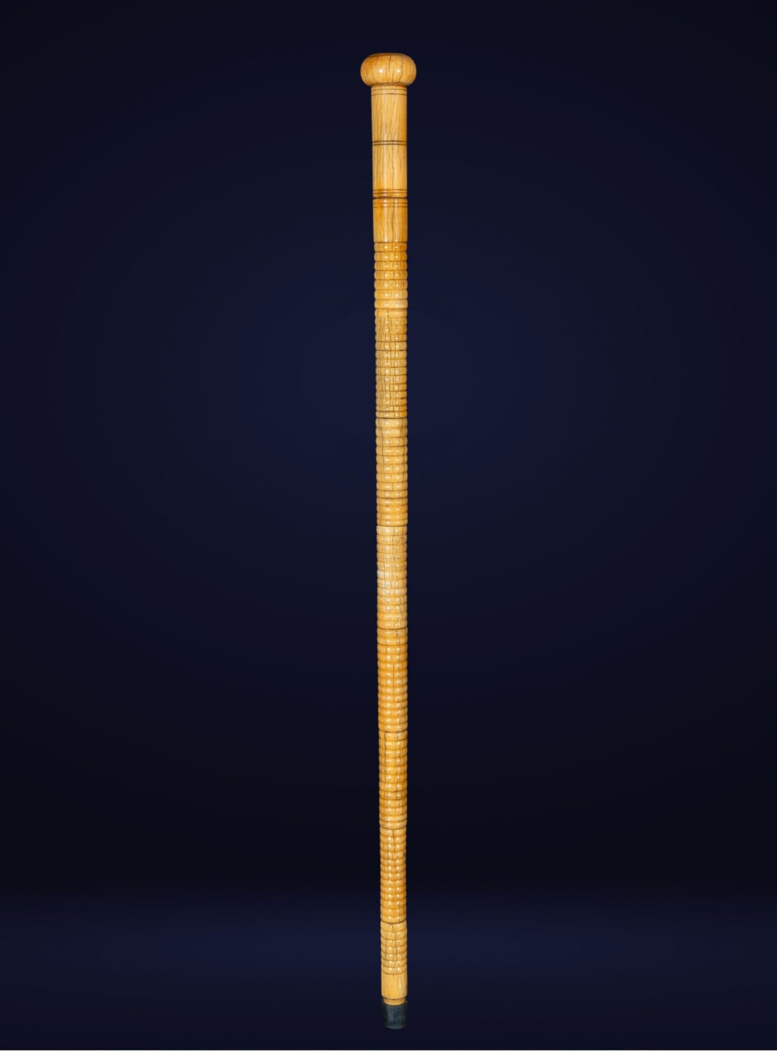Sword cane, European school, 20th century.: Walking stick with sword. Measures 82 x 5 x 5 cm. Made of horn. A slender, vertical piece with a rounded pommel and a cylindrical shaft featuring a fine ring groove that adds rhythm to the entire surf