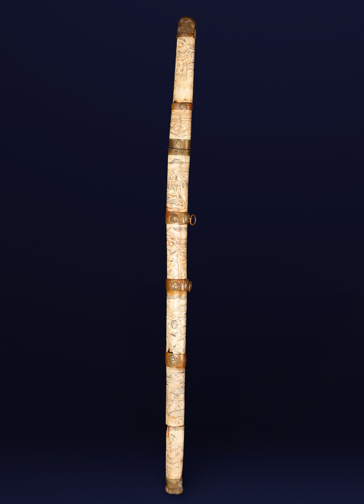 Japanese katana. Japanese school. 19th century.: Steel, wood, and carved bone. Measures 82 x 4 x 2.5 cm. This Japanese katana features a curved blade with an elegant silhouette, mounted on a richly decorated hilt. The hilt is adorned with carved pla