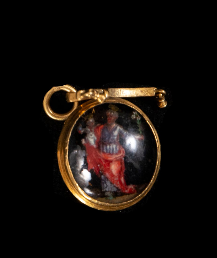 Exquisite double-sided Italian hanging reliquary medallion mounted in high purity 20k gold, Italian: With painted crystals on both sides, measurements: 3 x 2 x 1 cm