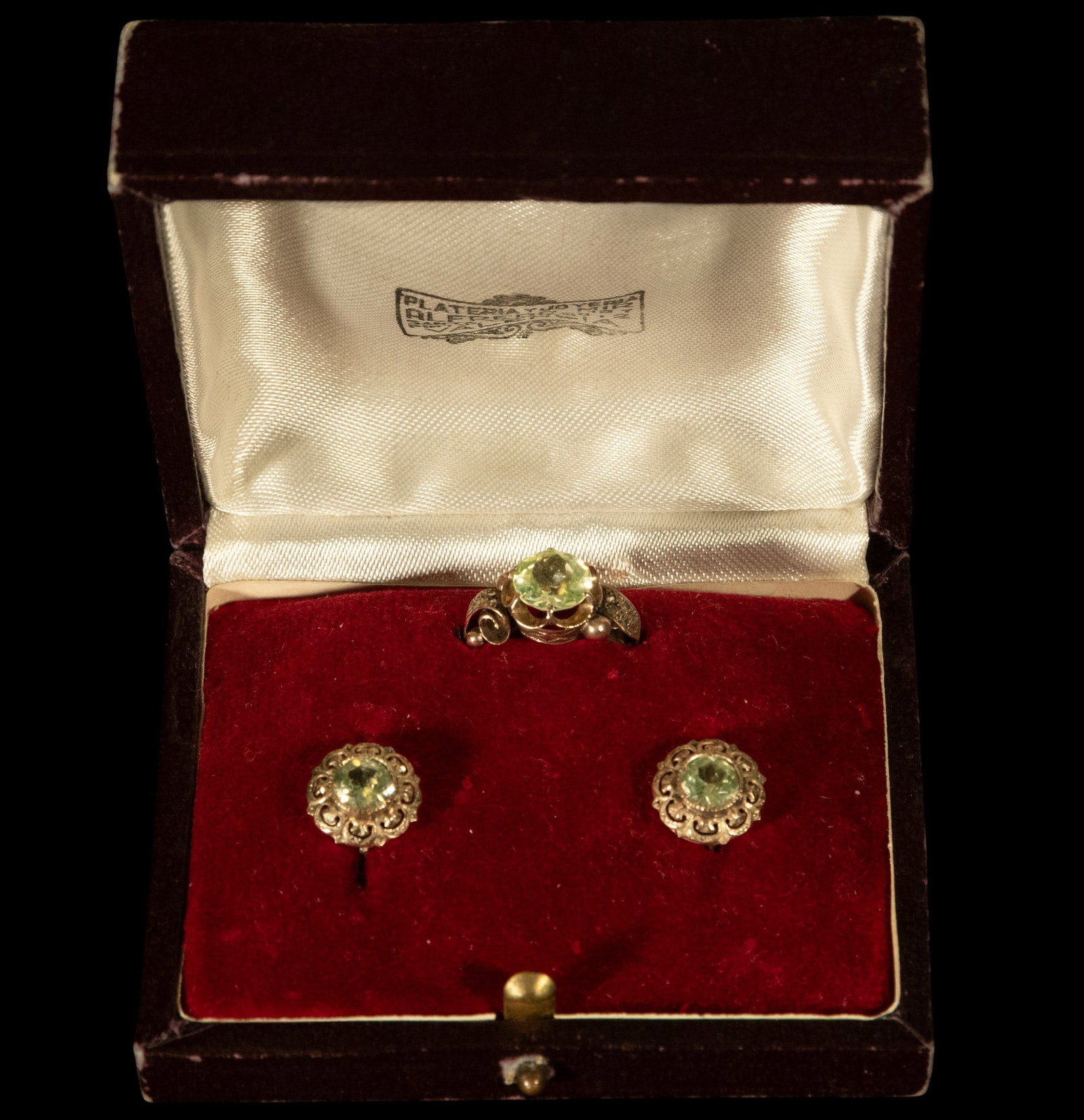 ALFONSO SET OF EARRINGS AND RING IN LOW GOLD AND TOURMALINES: WITH ITS ORIGINAL CASE. 19TH CENTURY