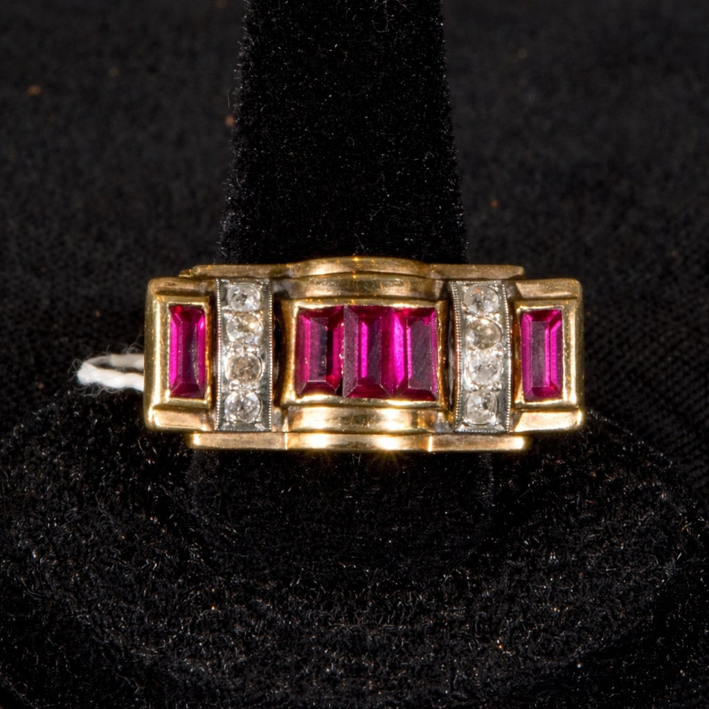 Chevalier style ring in yellow 18k gold with pavé rubies and brilliant cut diamonds: Chevalier-style ring in yellow gold with pavé rubies and brilliant-cut diamonds. The piece features a geometric structure and a bold profile, with a rectangular front arranged in vertical bands of in