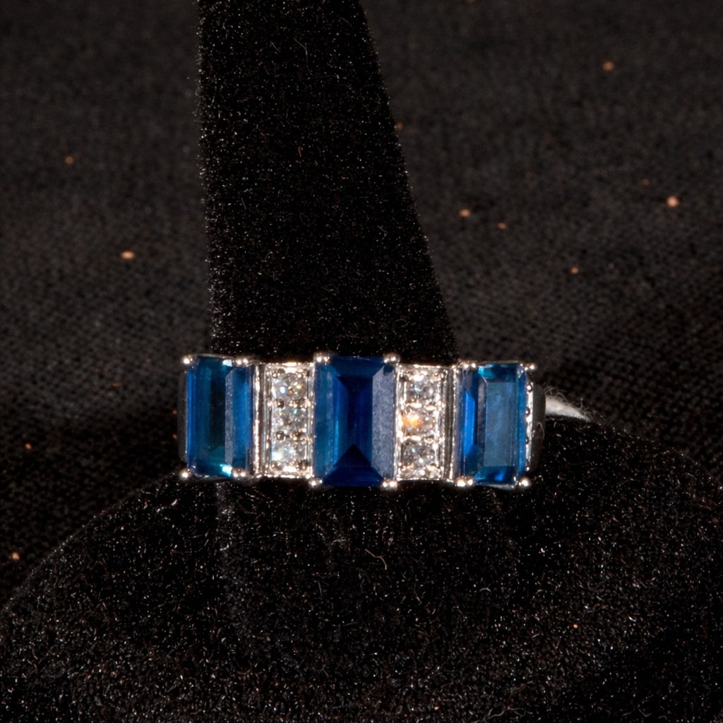 Elegant 18k white gold, sapphires and diamonds ring: In 18k white gold, sapphires and diamonds. The contrast between the saturated blue of the main stones and the sparkle of the colorless ones adds luminosity and defines a ring with a striking, clear, a