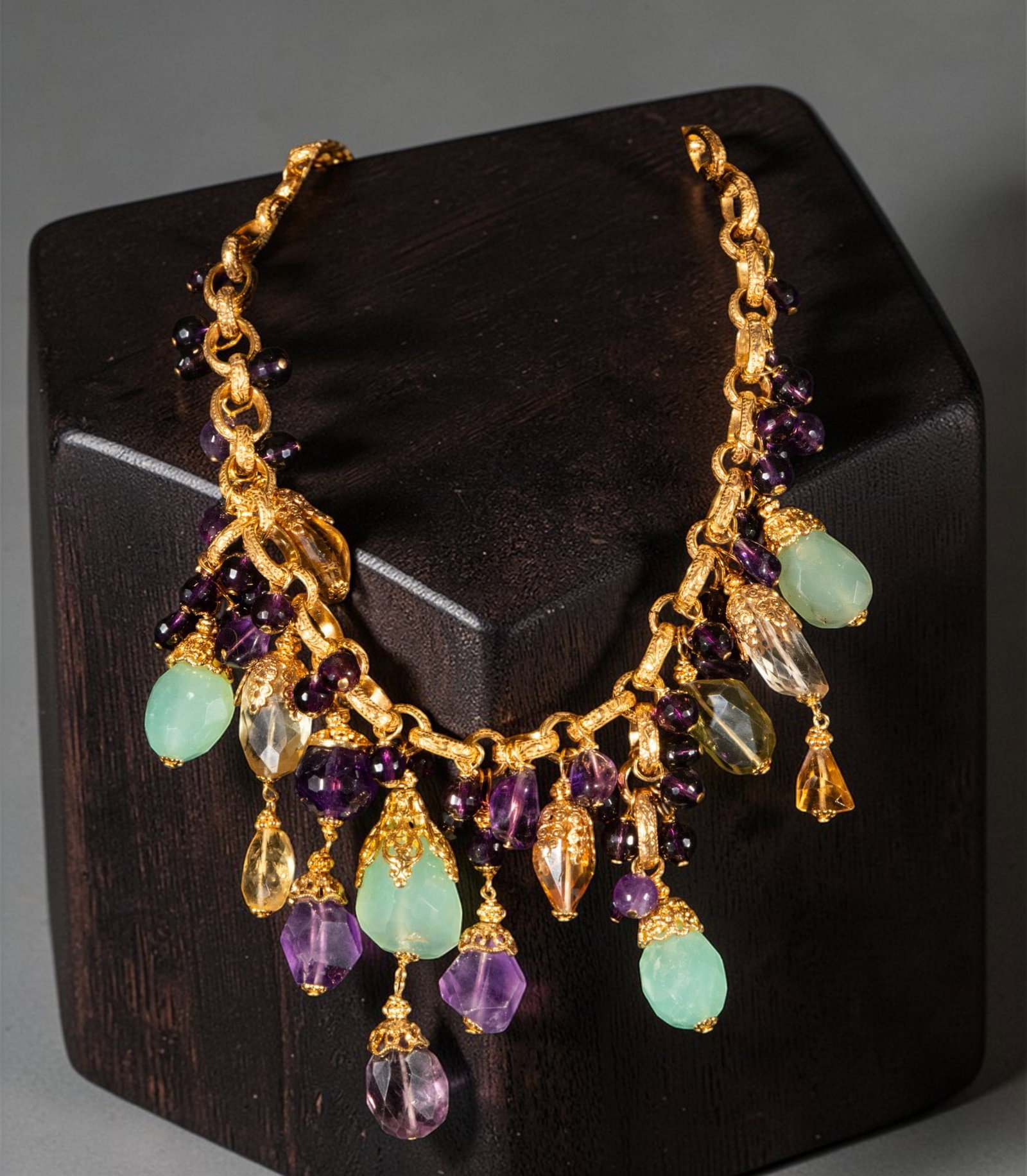 Gold-plated silver necklace with citrine amethysts and chalcedony: Gold-plated silver necklace with amethysts, citrine, and chalcedony. It features a gold-plated link structure from which faceted and smooth beads and pendants in shades of purple, yellow, and aquamari