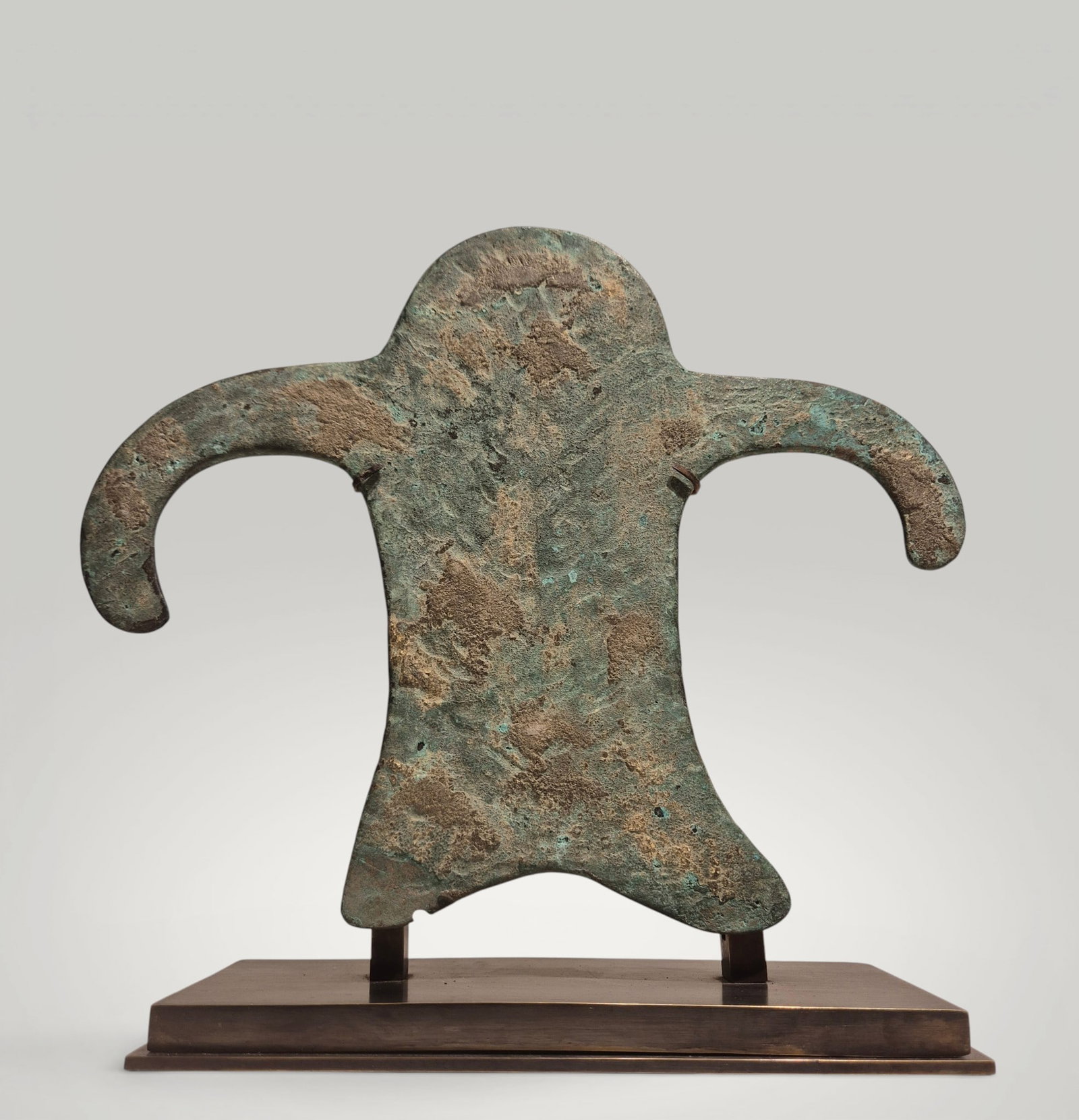 Ganges Copper Deposits Culture (Uttar Pradesh, India) - Ritual anthropomorphic figure, Bronze Age,: Cast and hammered copper. Dimensions: 22 x 26 x 0.5 cm. An interesting and exceptional anthropomorphic figure belonging to the so-called Copper Hoard Culture of northern India, which flourished in the