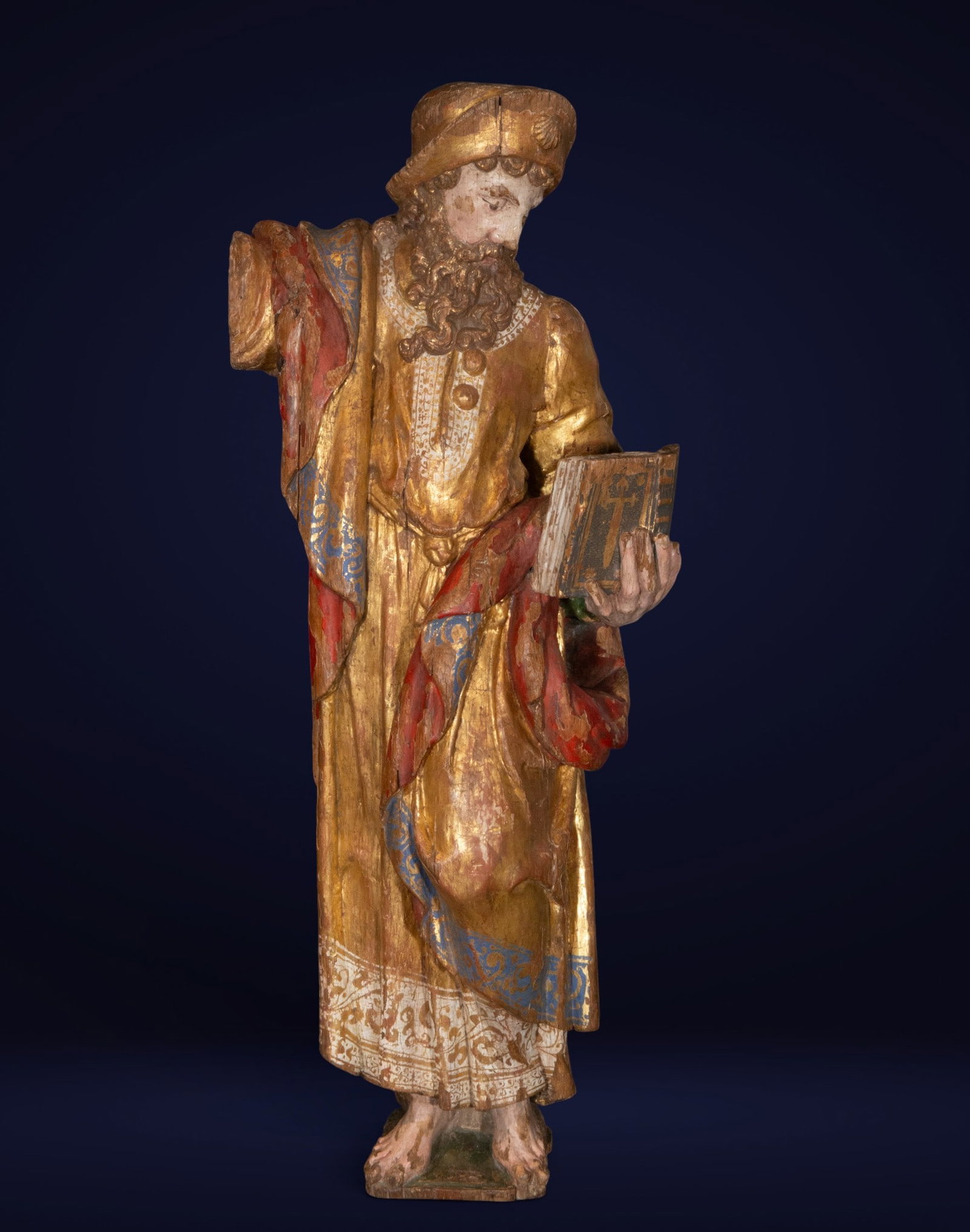IMPORTANT WOODEN ST. JAMES THE APOSTLE - 16th Century Romanist School: Polychrome and gilded wood carving. Measures 66 x 28 x 11 cm. Sculpture of the apostle depicted as a pilgrim and evangelist, holding a book as a symbol of his apostolic mission. The remaining polychro
