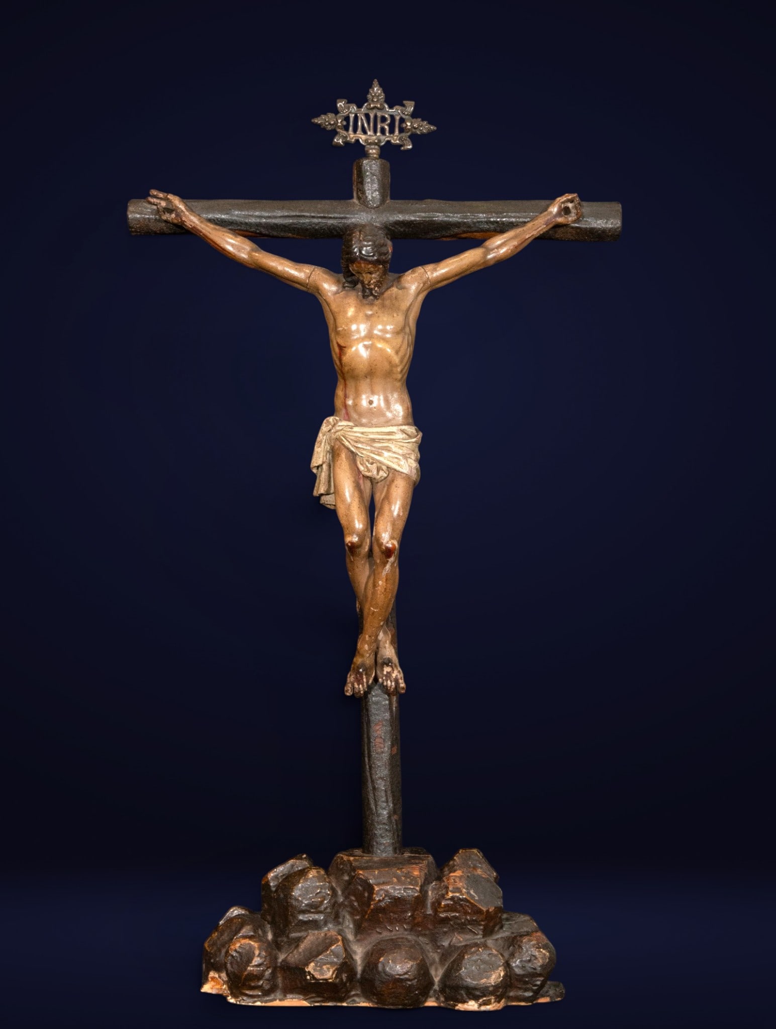 Crucified Christ with silver rays. Spanish School. 17th Century: Carved and polychromed wood with silver nails and rays. Measures 59 x 32 cm. Devotional sculpture of Christ crucified, marked by naturalism, with stylized anatomy and a serene expression. The work ref