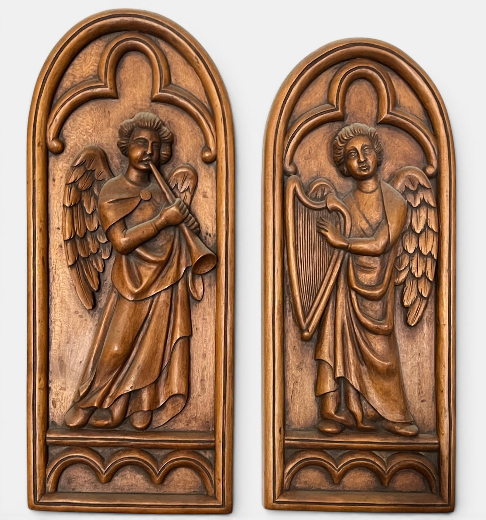 Pair of Musical Angels in wood, 20th century, wall hanging: 40 x 38 cm each