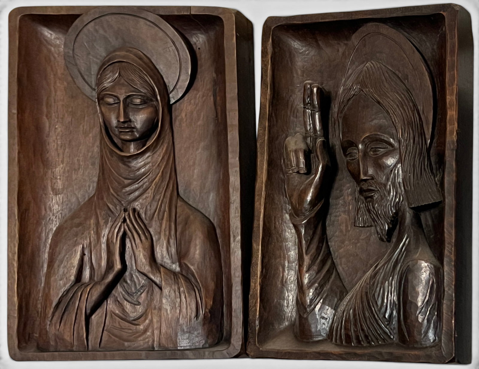 Pair of Catalan wooden reliefs of Christ and Mary, 1940s: Measurements: 35 x 17 cm