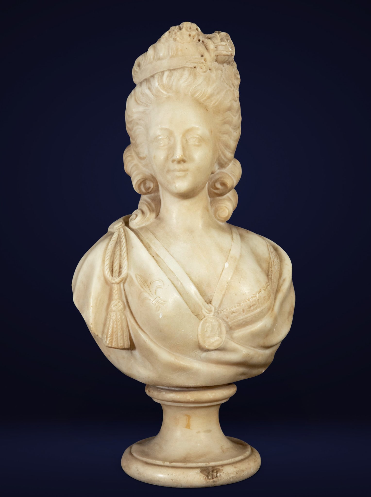 EXQUISITE 19TH-CENTURY CARRARA MARBLE BUST OF MARIE ANTOINETTE, SIGNED, ITALY, 19TH CENTURY: The bust is in good condition. The base shows a small restoration visible in the photo. It is signed on the back and dates from the 19th century. Dimensions: 50 x 15 x 16 cm