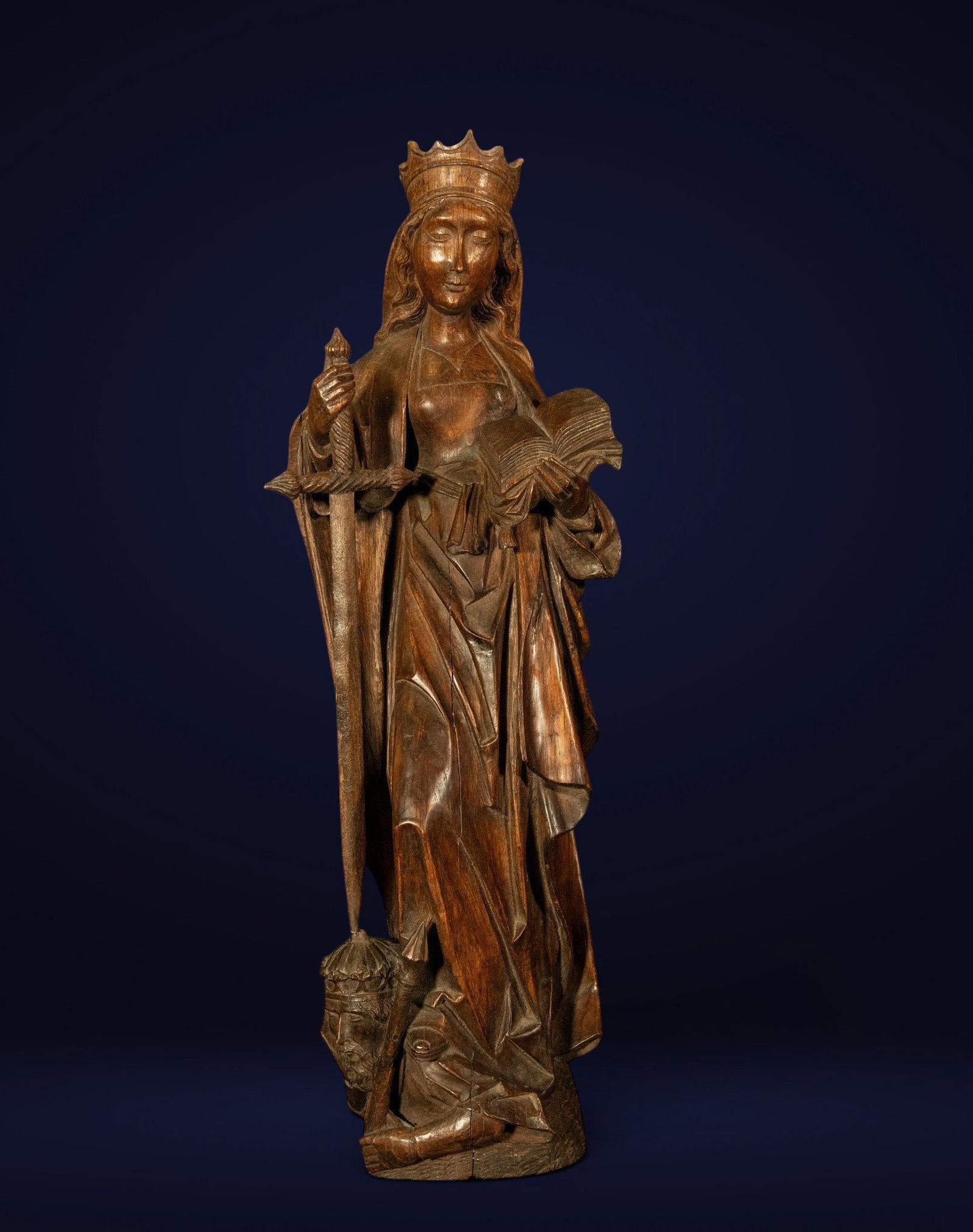 Carved wooden sculpture of Saint Catherine of Alexandria, based on Flemish Gothic models, 19th-20th: Carved wood. Height: 47 cm. This sculpture, created following models of Flemish Gothic sculpture, represents Saint Catherine of Alexandria, one of the most venerated saints of medieval Christendom. Th