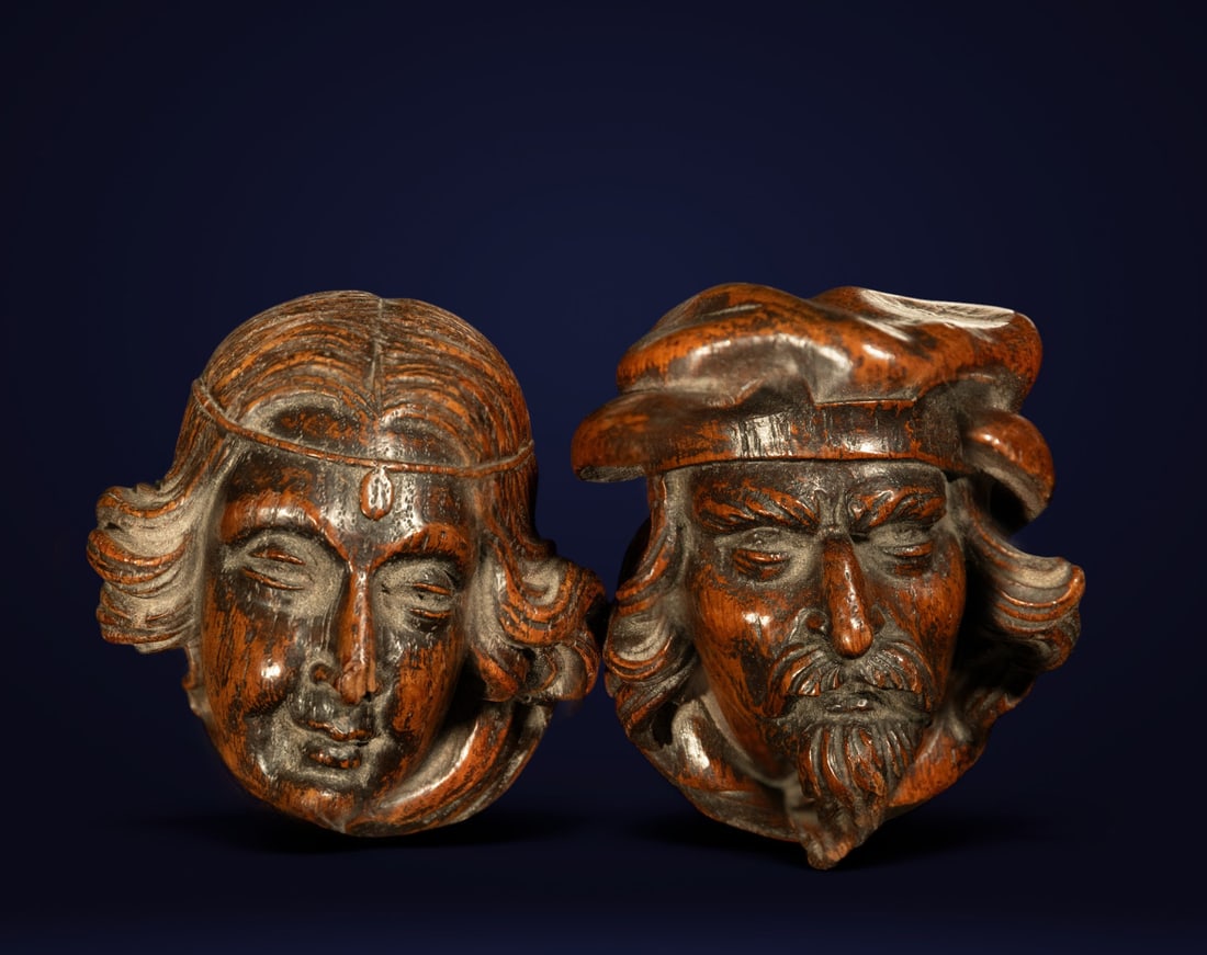 Pair of heads in walnut wood, Europe, 17th century (1 of 4)