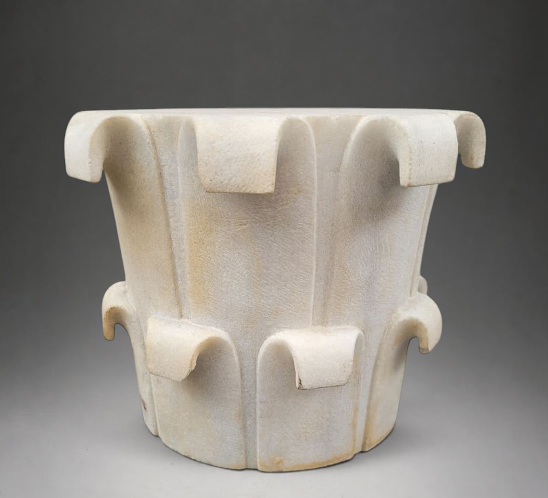 ART DECO CAPITAL, CORINTHIAN STYLE, 20TH CENTURY – SPAIN: White marble. 22 x 28 x 28 cm.
