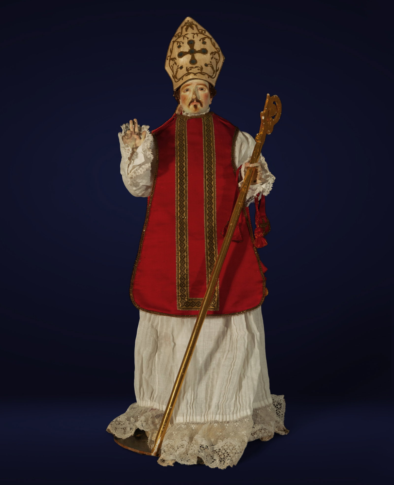 19th century Filipino Saint, around 1800: In silk and wood, measurements: 65 x 27 x 27 cm
