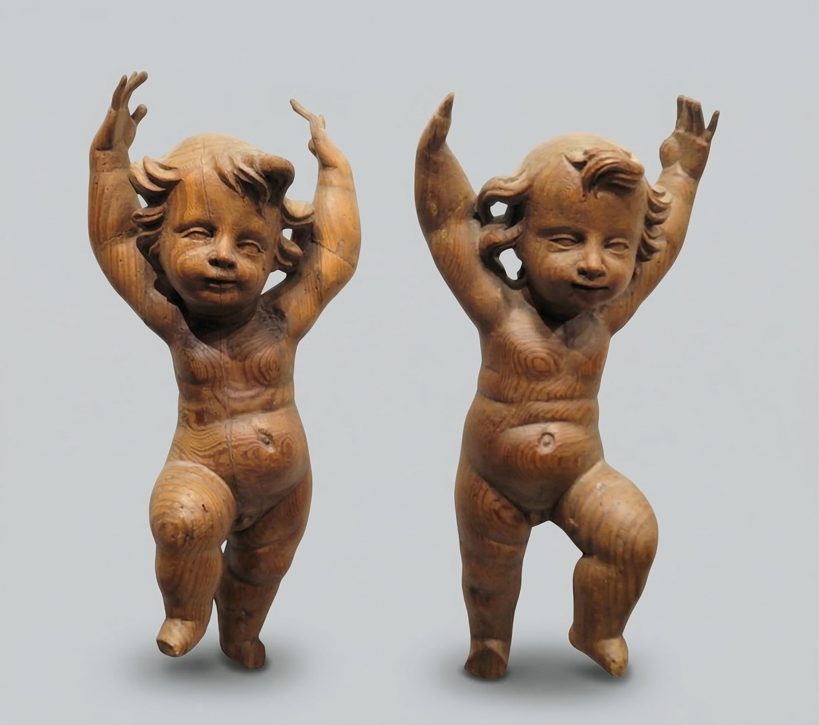 PAIR OF PUTTI OR TRIUMPHANT ANGELS, CARVED WOOD, FS XVIII: Material: Carved wood. Style: Baroque. Good condition considering its age and use / Minor damage to feet and hands. Dimensions: 46 x 22 x 15 cm.