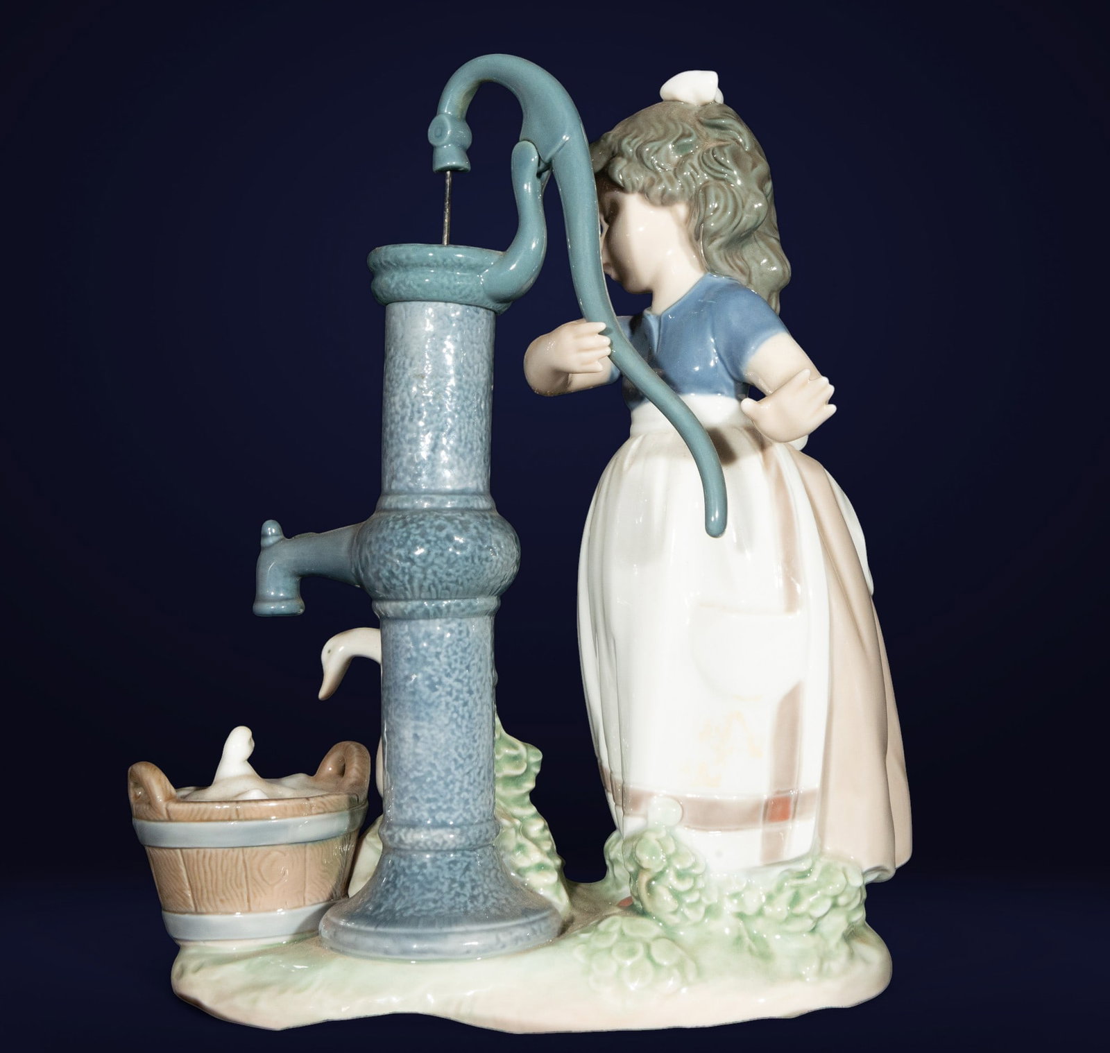 Lladró porcelain girl drawing water from the well: Porcelain, 16 cm x 24 cm x 16 cm.