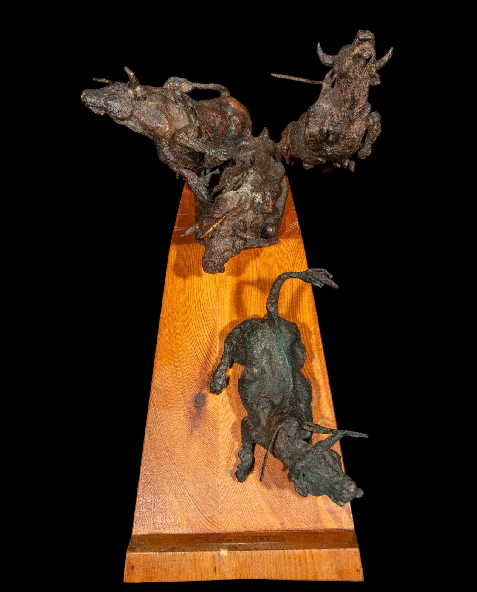 Bronze sculpture of a bull with a wooden pedestal, 20th century, signed Martínez: Bronze and wood, 42 cm x 21 cm x 21 cm.