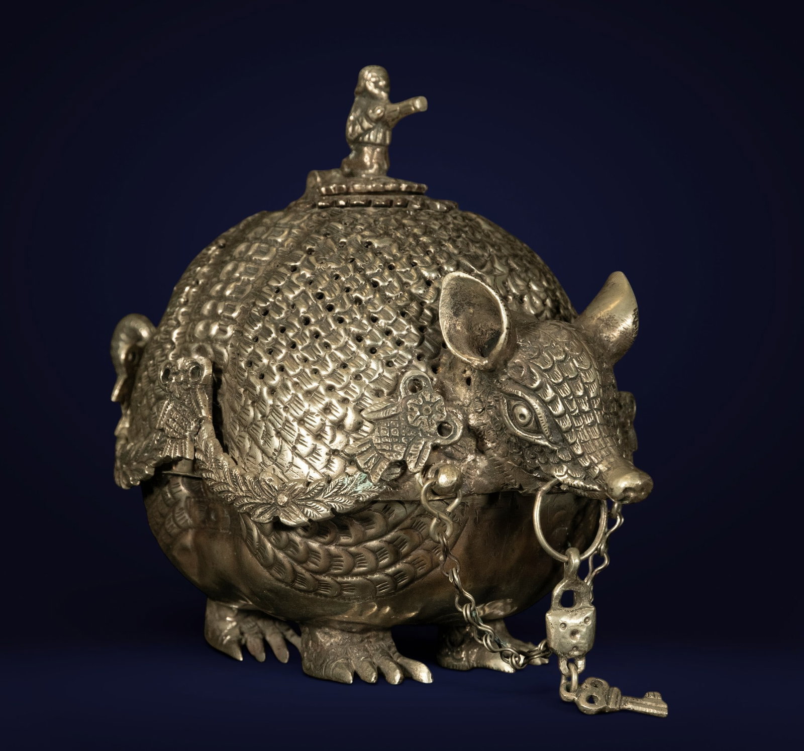 Exceptional incense burner in the shape of an armadillo, Colonial Peru, 18th-19th century: Chiseled, openwork, and cast low-grade silver. Weight: 1,300 g. Dimensions: 28 x 20 cm. An extraordinary colonial incense burner in the shape of an armadillo, a magnificent example of South American v