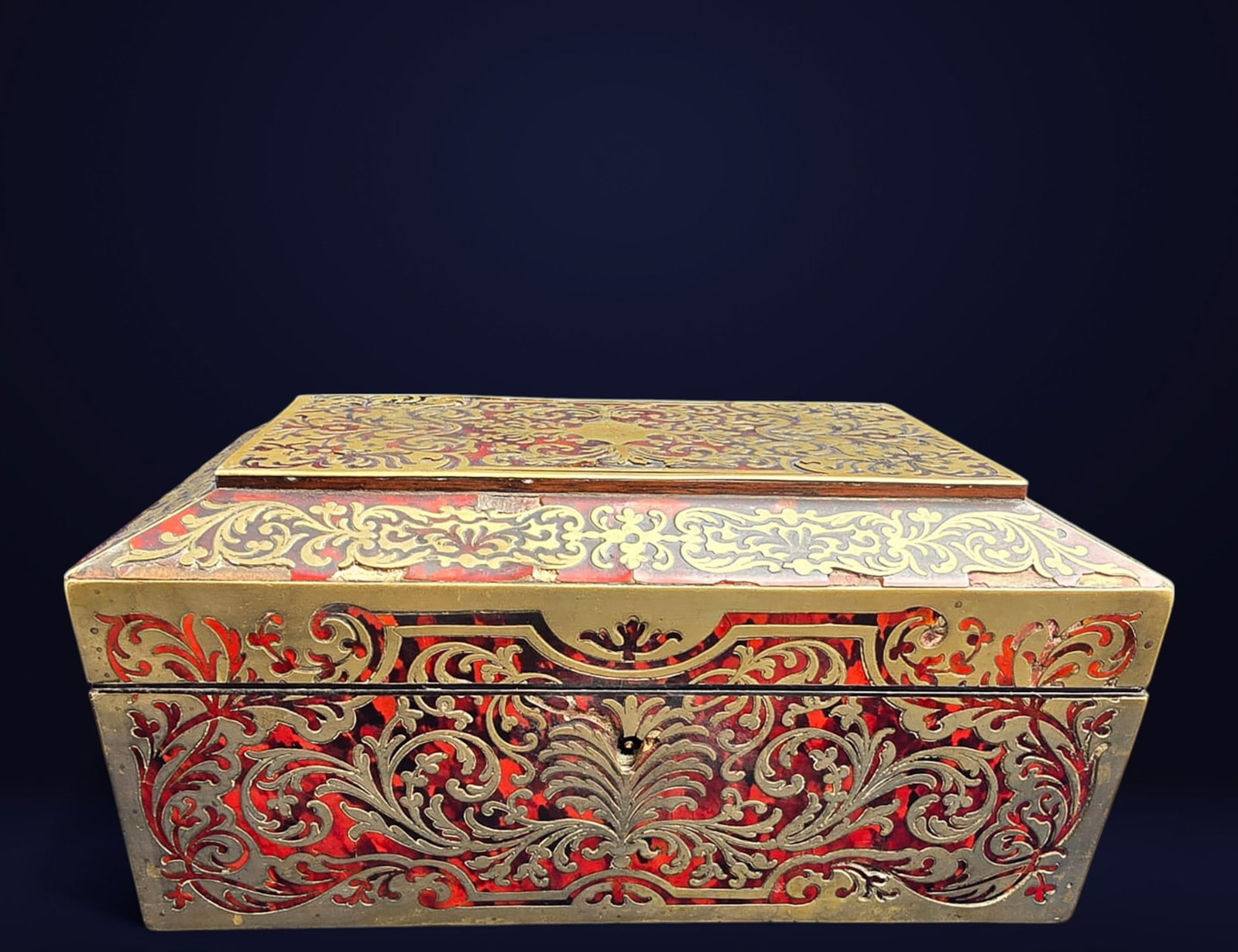Exquisite Original French Boulle Jewelry Casket in bronze, brass, wood, and tortoiseshell from the: 20 x 12 x 10 cm